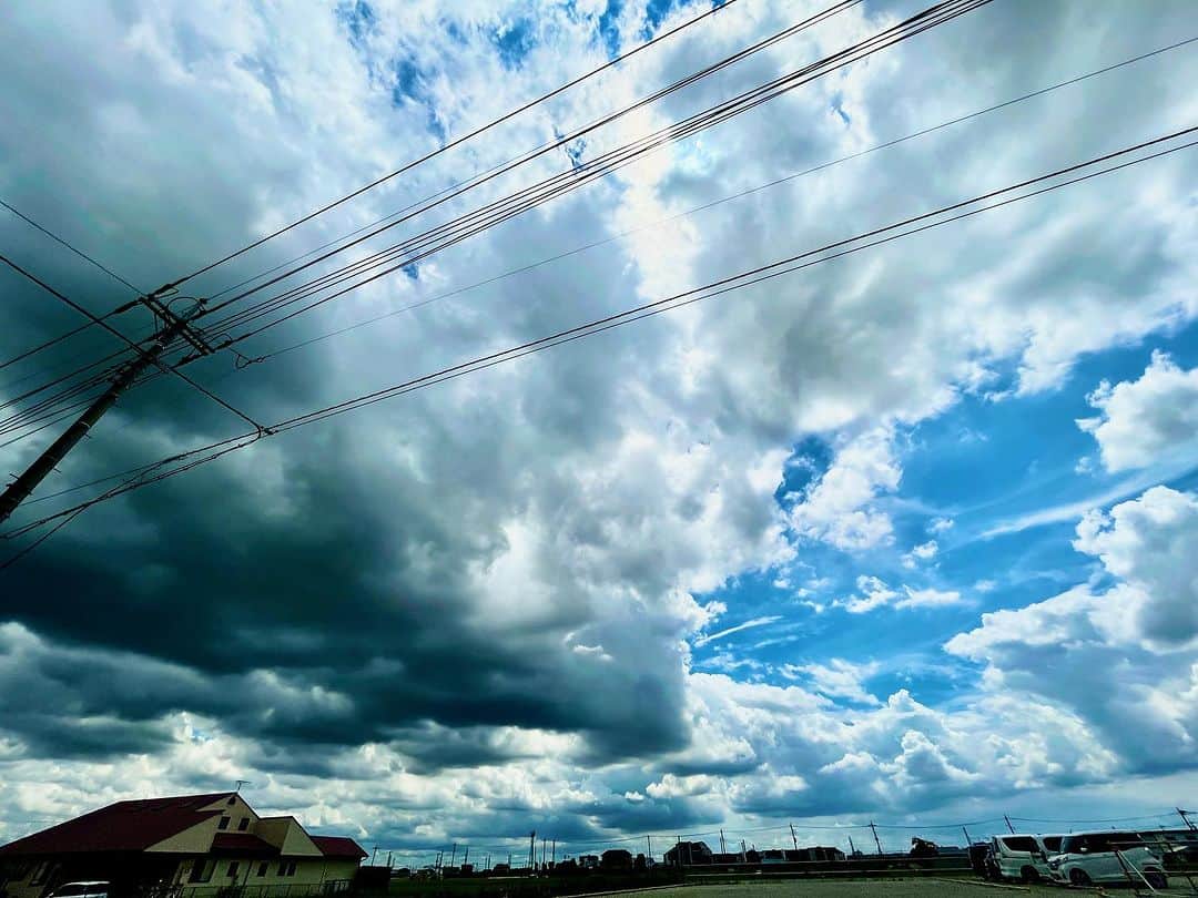 水谷千尋さんのインスタグラム写真 - (水谷千尋Instagram)「週間天気見てもう晴れの日ないのかって心配してたけど しっかり晴れて嬉しい☺️🌈  こういう景色見ると ジブリだなーって思うの私だけ？  雲の向こうに☁️ 天空の城があると思うの私だけ？  栃木のおばあちゃん家行っても もうこんな景色ないからなぁ  空みるの好きだなー！😊🩵🤍  #ジブリ  #ジブリの世界  #景色  #景色最高  #田園  #田舎  #田舎の風景  #田んぼ  #雲  #雲が好き  #雲が好きな人と繋がりたい」8月8日 18時25分 - chippy_0804