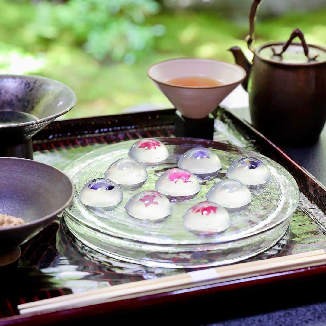 ことりっぷのインスタグラム：「日本庭園が美しい京都のお屋敷で、花びらが舞うわらび餅を  明治から大正にかけて活躍した日本画家・今尾景年の邸宅にできた、京都の「麓寿庵」。 国の登録有形文化財でもあるお屋敷では、ガラス細工のように繊細な「華わらび」がいただけます。  鴨の出汁で炊き上げたお粥がおいしい「鴨粥」も。 週末は朝から開いているので、贅沢な朝ごはんなんていかがですか？  食後は、見事なお庭を散策することもできます。 こだわりの建築や、さりげなく飾られた今尾景年の作品を鑑賞しながら、すてきな時間を過ごせますよ。 ----- #麓寿庵 @juan_roku  -----  詳しくは、ことりっぷwebでご紹介しています。 プロフィールのURL、またはストーリーズからご覧ください。 @cotrip_official  #ことりっぷ #ことりっぷweb #京都 #烏丸 #わらび餅 #華わらび #鴨粥 #京都カフェ #登録有形文化財 #今尾景年 #cotrip #kyoto #rokujuan #visitjapan」