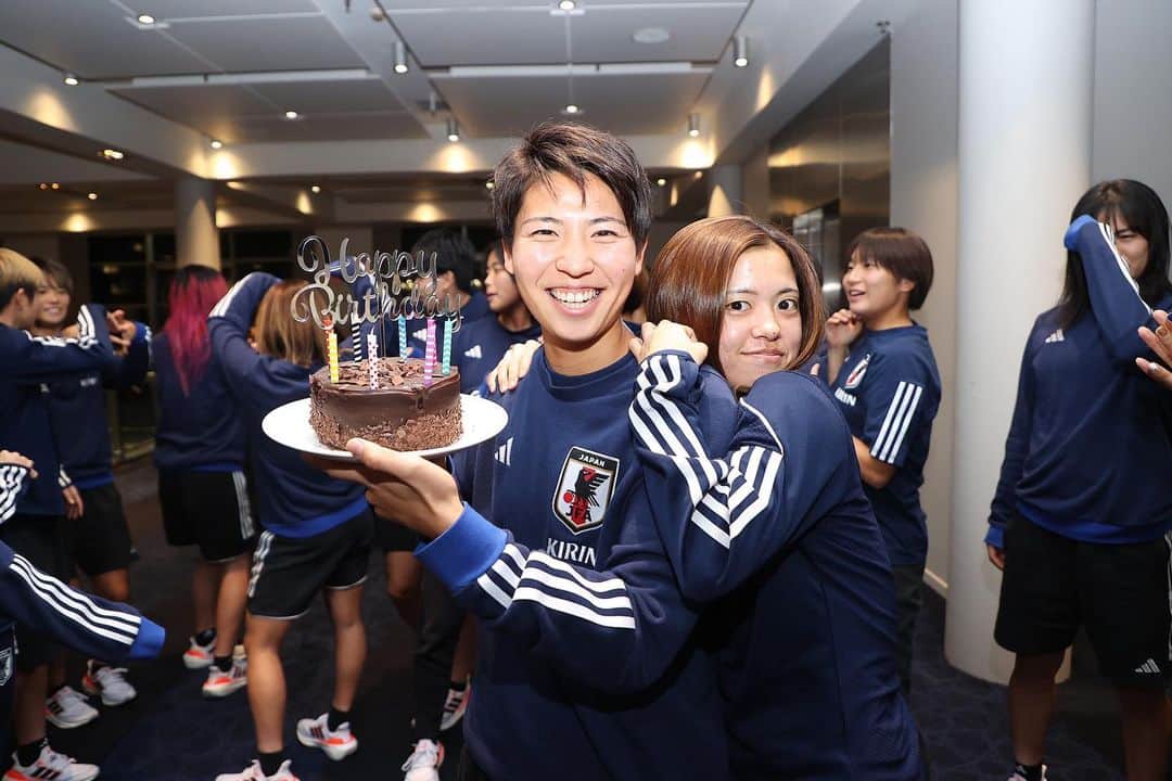清家貴子のインスタグラム：「27歳になりました！ この最高のチームのみんなに祝ってもらえて最高に幸せ者です！  祝ってくれた皆さんありがとうございます😊  ©︎JFA #なでしこジャパン」