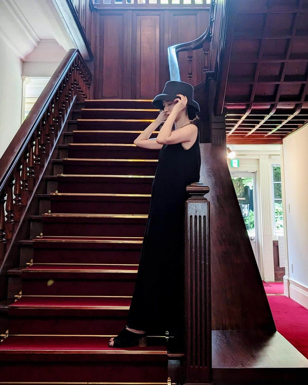 前田紀至子さんのインスタグラム写真 - (前田紀至子Instagram)「「世界一好きなホテルは？」と問われたら、香港のペニンシュラがぶっちぎりだったのですが、新しくなった富士屋ホテルに訪れたところ、甲乙付け難い…と思うほどにガツンとトップに踊り出てしまいました。  大規模改修を経てクラシックな重厚感はそのままに、全体的に清潔感と明るさを湛え、更には最高なサウナ付き大浴場まで。  日々頑張って働いて、年に1〜2度ひとりでふらりと宿泊したいホテルだなと思っています。  因みに館内には思わず写真を撮りたくなるような素敵な場所が困ってしまうほど沢山あるのですが（笑）個人的にはこの場所がお気に入り。  と、言っても富士屋ホテルはなかなか入り組んだ造りで場所を把握&説明するのは少し難しい。 気になった方はぜひホテリエの方に尋ねてみてください。きっと快く教えてくださると思います。  #富士屋ホテル#fujiyahotel#2023年の夏休み#akte#lephil#reppeto#レペット」8月8日 18時41分 - ki45m