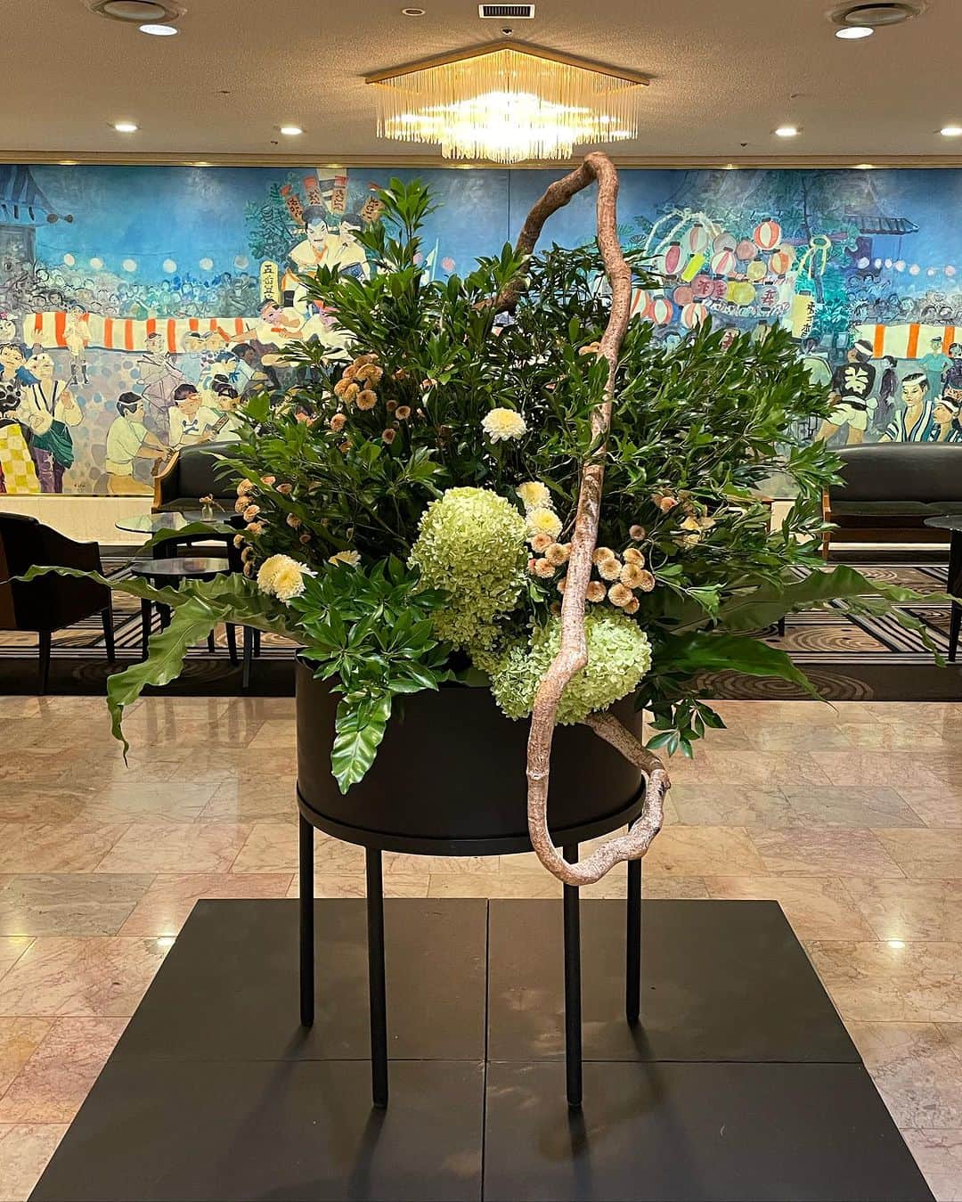 ホテルニューオータニ博多さんのインスタグラム写真 - (ホテルニューオータニ博多Instagram)「\ロビー装花/  緑鮮やな装花が、皆さまをお出迎えいたします☘️  福岡市は台風の影響で風が強まってまいりました。 お気をつけてお越しくださいませ。  #ロビー装花 #ホテルロビー #装花 #福岡ホテル #ホテルニューオータニ博多 #ニューオータニ博多」8月8日 18時41分 - newotani_hakata_official