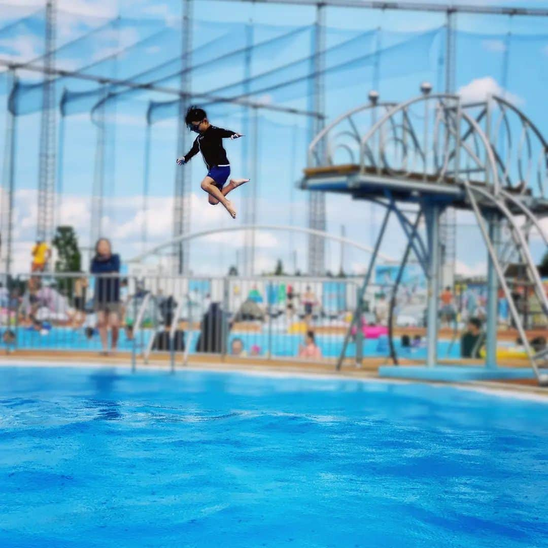 よみうりランドのインスタグラム：「夏へダイブ！🌊  よみうりランド プールWAIには、本格的なダイビングプールがあるのをご存知ですか？🤗 監視員が安全管理をしているので、お子さまでも安心して挑戦できますよ✨  #よみうりランド #よみラン #よみらん #よみうりランドプール #よみうりランドプールwai #プール #プールwai #ダイビングプール #夏休み」