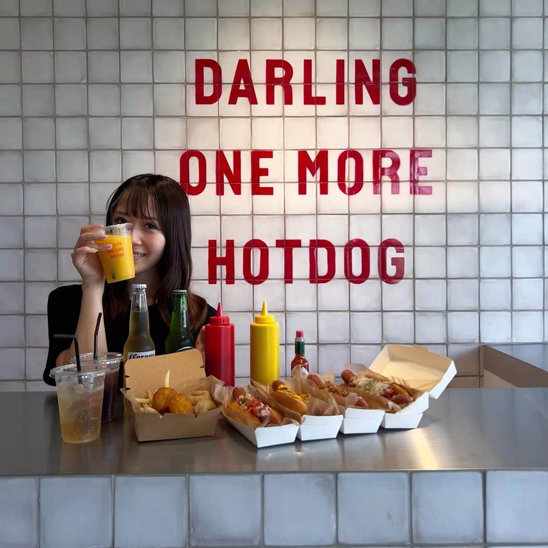 川上真歩のインスタグラム：「8/16 open 🤍🌭  めちゃくちゃおいしいです、 オススメはクラシックにサルサとオニオントッピング🌭😮‍💨  遊びにきてネ🕊️  @doh_joterrace  @hotdog_doh   #darlingonemorehotdog  #ホットドッグ #🌭️ #🌭」
