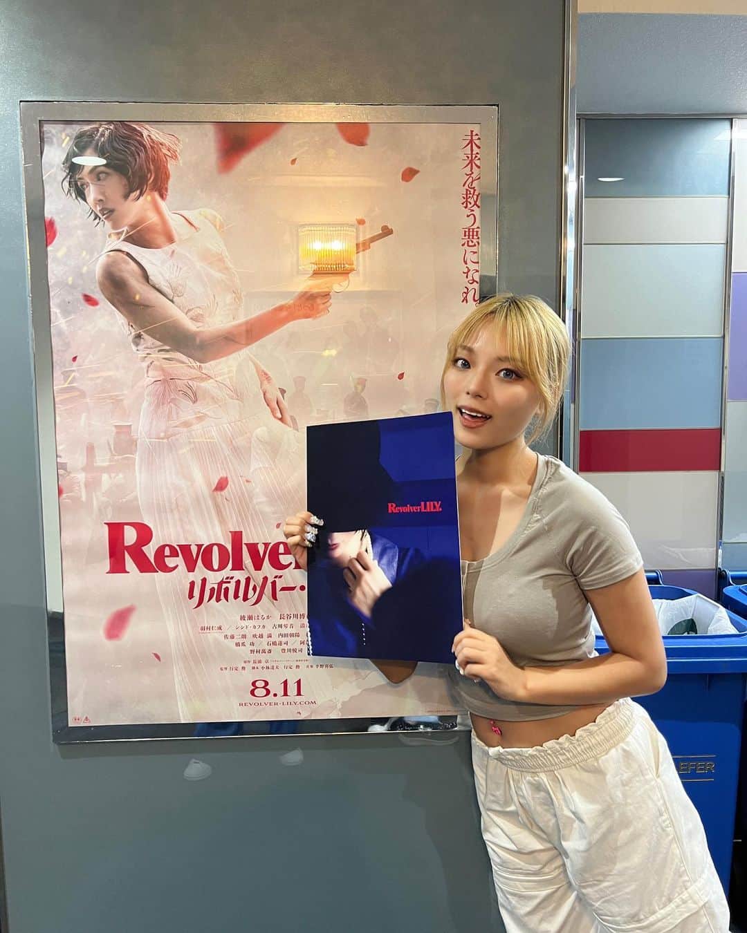 湯上響花のインスタグラム：「⊂( ᴖ ̫ᴖ)⊃ ⊂(ᴖ ̫ᴖ )⊃ リボルバー・リリーの試写会に行ってきました☆ 綾瀬はるかさんがすごくカッコよくて🥹 この映画のために役作りされたショートカットの髪型と 靱やかな身体作りも美しかったです！ 重く煙たい空気の中にも、 息を呑むような美しいシーンが何度もあって 私が想像してたドンパチ物の さらにその先をゆく映画でした✨ もうすぐ公開なのでぜひ観に行ってみてね！ #リボルバーリリー」