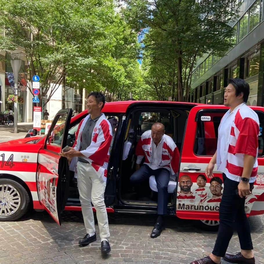 伊藤剛臣さんのインスタグラム写真 - (伊藤剛臣Instagram)「・ 昨日のラグビー神社建立😄 ONETEAM TAXI も運行開始👍  ・ #伊藤剛臣 #法政二高ラグビー部 #法政大学ラグビー部 #神戸製鋼所 #神戸製鋼コベルコスティーラーズ #釜石シーウェイブス #タイセイハウジーレッズ #弘前サクラオーバルズ #元ラグビー日本代表  #ラグビー日本代表  #ラグビーワールドカップ2023 #ラグビーワールドカップ #ラグビー  #ホリプロ #rugby  #rugbyunion  #rugbyworldcup #rugbyworldcup2023 #canterbury #goldwin #カンタベリー #ナンバー8 #braveblossoms #三菱地所 #丸の内15丁目 #ONETEAM  #ONETEAM大作戦 #廣瀬俊朗 さん #真壁伸弥 さん」8月8日 18時36分 - ito_takeomi0411_official