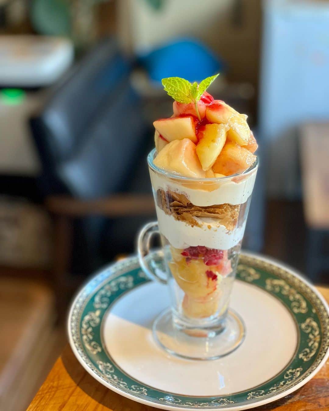 リスカフェさんのインスタグラム写真 - (リスカフェInstagram)「明日より 「桃ミルフィーユパフェ」  提供させていただきます。  ほぼ桃です！ 中には生クリーム、カスタードクリーム、パイ、ラズベリーが入ってます。  桃を存分に楽しんでください🍑  #桃好き  #桃 #ピーチ #リスカフェ #パフェ」8月8日 18時36分 - res_cafe