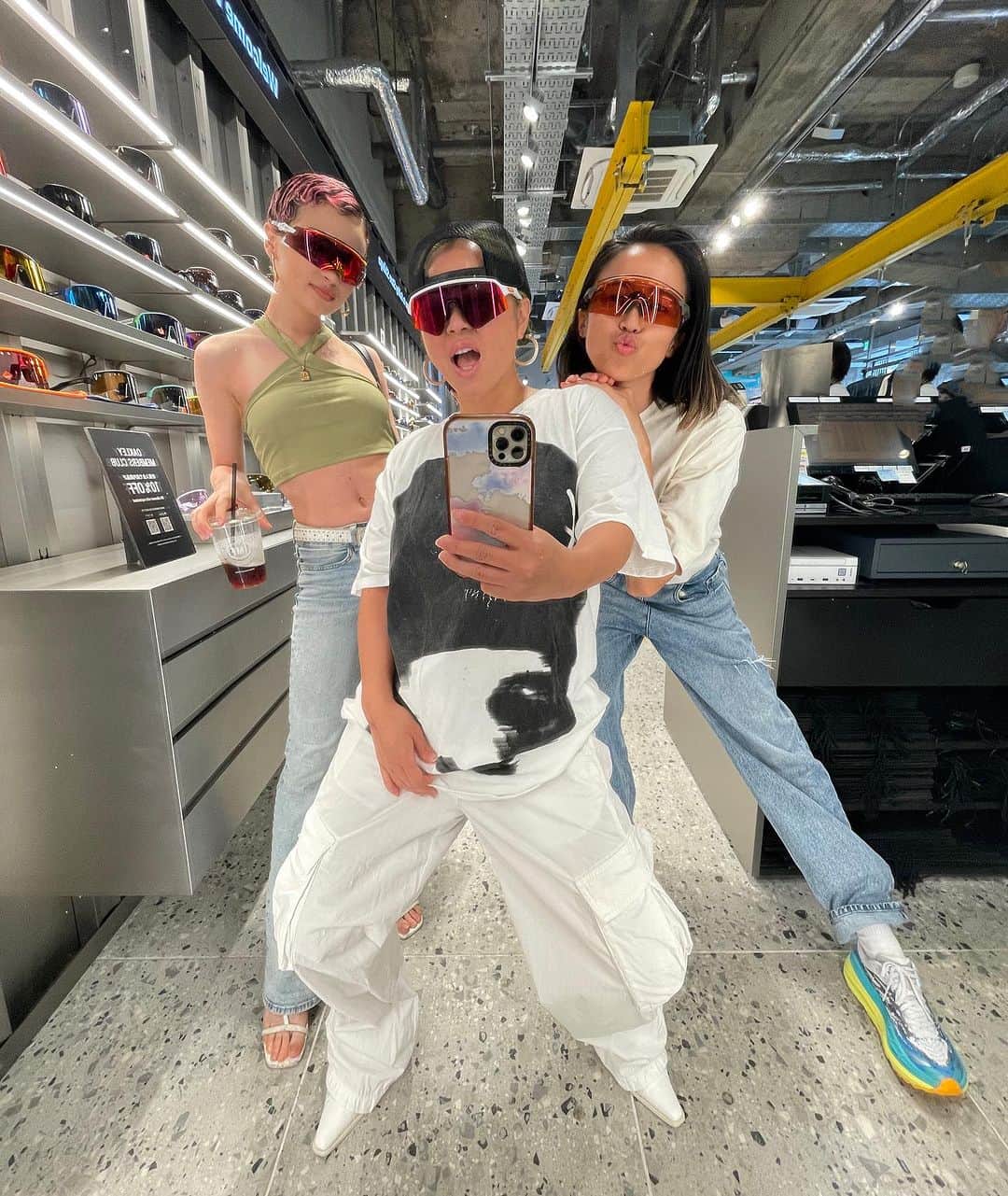 ルナのインスタグラム：「Thank you very very much  @kana_nagayama & @oakleyjapan 🖤. #oakley」