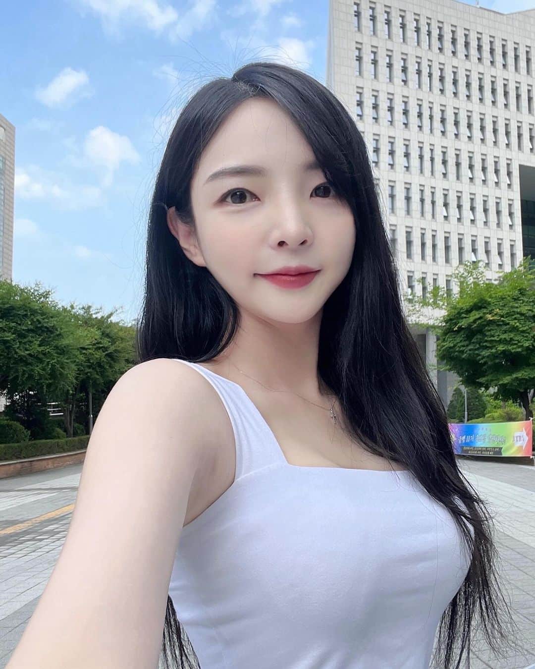ユジョン のインスタグラム：「엄청 바쁘고 더운데 하늘이 예쁠 때.jpg」