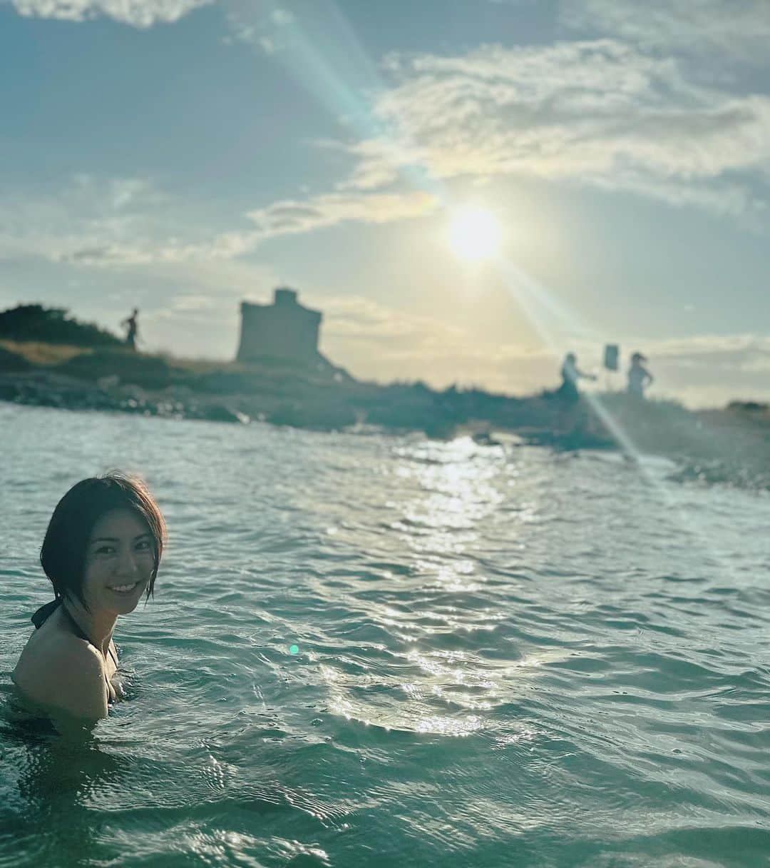 渡辺早織さんのインスタグラム写真 - (渡辺早織Instagram)「新番組🇮🇹 2023年10月2日より 「しあわせ気分のイタリア語」 始まります。  ふと語学学習をするということを立ち返って、 机の上で文法と戦うためではない、 人の笑顔や幸せのための コミュニケーションだということを 大切にしたいと改めて思います🍀  そんなことを少しでも皆さんと 共有して楽しめたらいいなぁと 思っています😆❤️  10月からは新メンバー。 出会いと別れはいつも付きもので このほろ苦い気持ちも大切に胸にしまって 明るくみなさんとまた勉強できましたら とても嬉しいです❤️‍🔥💪🏻  現在私はイタリアにいますが、 美味しいご飯、気持ちの良い空気、 そして街の人の最高の笑顔に 本当に心が満たされています😊  少しでもイタリアのキラキラ輝くオーラを 皆さんの前に持ち帰れますように🧳❤️  Siete pronti? Studiamo insieme!!😆  NHK Eテレ 「しあわせ気分のイタリア語」 10月2日(月) スタート  月曜 午後11:30~（20分） (再） 火曜 午後3:00~（20分） (再） 翌週月曜 午前 6:00~（20分）」8月8日 18時37分 - _watanabesaori_