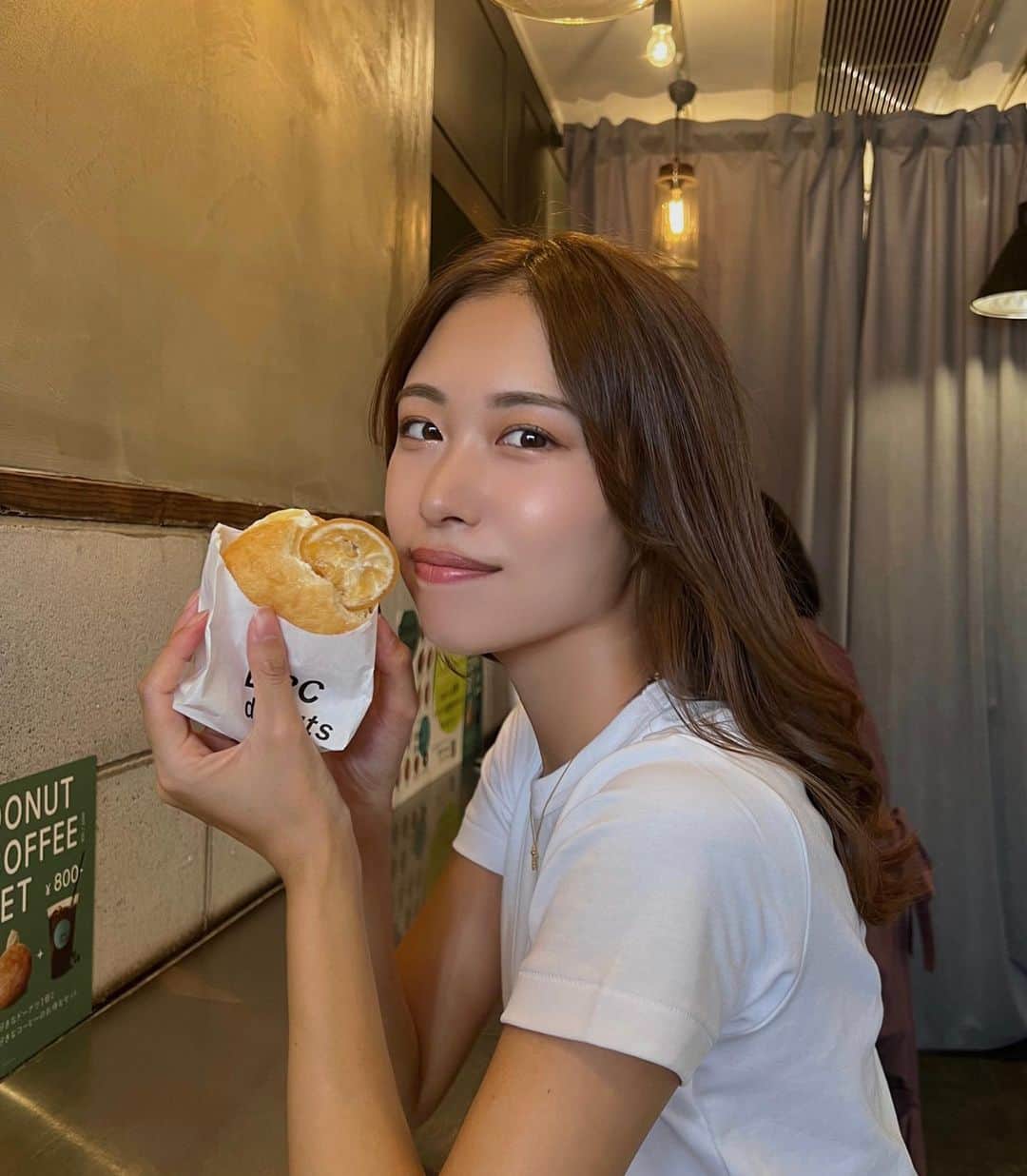 澤井玲未のインスタグラム：「所属している事務所に行ったついでに、7月にオープンしたばかりのドーナツ屋さん🍩🤍 ペろりでした . #cafe#donuts」