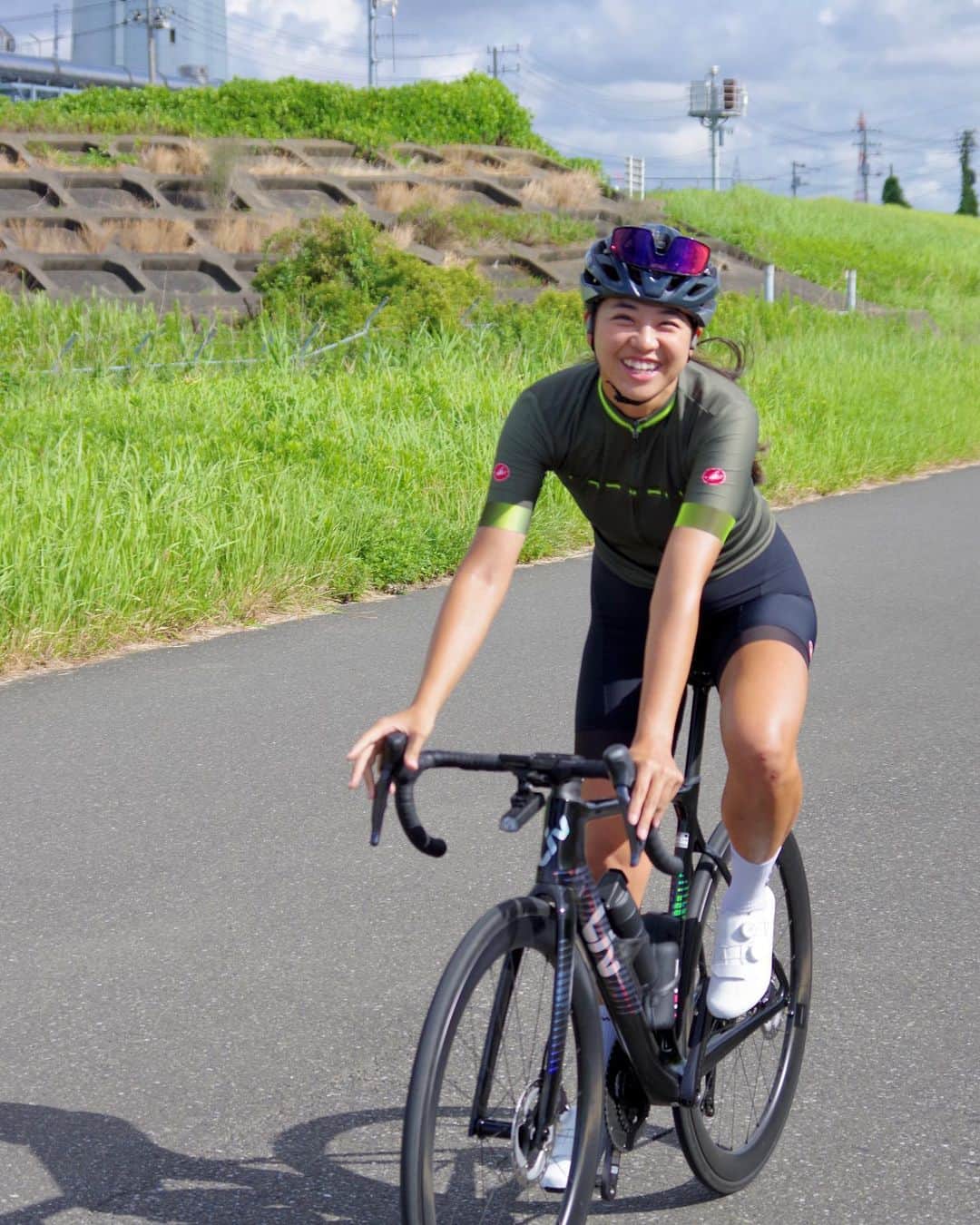 のインスタグラム：「朝カフェにサクッと65km 行きつけのカフェまでライドに🚴‍♀️✨  日向と日陰でENVI Livの色味が変わって どっちも雰囲気変わって良きね😎  カフェはドリンクメニューも増えて レモネード🍋もさっぱり美味しかった🤍  暑いのはしんどいけど🫠 休憩で飲むドリンクは美味しさが増すよね✨  Photo by @tsubasa__rx  #わたしとLiv  #ロードバイク女子 #ロードバイク #cycling #cyclistlife #cyclinglife #cyclist #cyclinglifestyle #instacycle #instacycling」