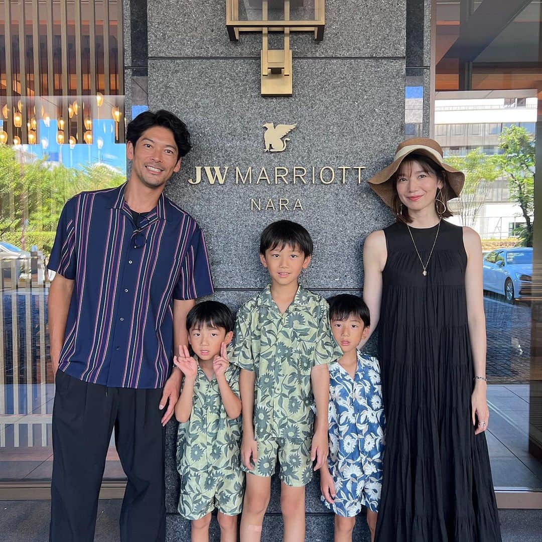 久保田裕之さんのインスタグラム写真 - (久保田裕之Instagram)「今年夏休みの最大のイベント🌻  5月におじフェスみんなで泊まった『JWマリオット奈良』があまりにも良すぎたので、家族で泊まりに行ってきました！ @jwmarriottnara   こういったホテルは子供達と一緒だと難しいだろうなと諦めていたら… 実はホテルには子供が楽しめるアクティビティープログラムもあるというのです😳 家族での宿泊を実現することができ、子供達も奥さんも大興奮😆  今回体験したのは『バスボム作り』と『宝探し』😃 スタッフの皆さんも本当に暖かくて、子供達も本当に楽しんでました！また絶対に奈良に泊まりに行きたいって🤣  今回は子供達もいるので、京都からレンタカーを借りて奈良へ！ レンタカーがあると本当に便利🚗 USJにも行き京都にも寄って帰ってきました！！ @universal_studios_japan  楽しかった余韻に浸りまくりです🌻  #jwマリオット奈良 #ホテル#hotel #夏休み#2023#summer #USJ#nara #kyoto  ##双子#三兄弟#双子パパ #ママの#誕生日#ホテルからのプレゼント」8月8日 18時42分 - hiroyuki_kubota_