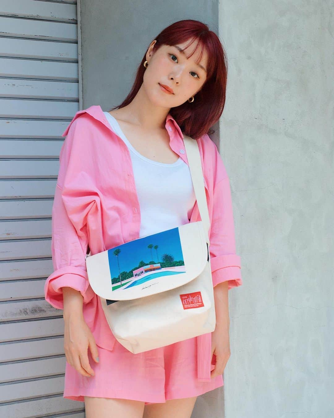 おかもとえみのインスタグラム：「@mp_japan 永井博さんとのコラボバッグ🔥夏にぴったりだね🌞  manhattanportage40周年おめでとうございます✨  洋服は　@pinkpineapple_official のピンクセットアップ💗  #マンハッタンポーテージ　#manhattanportage」