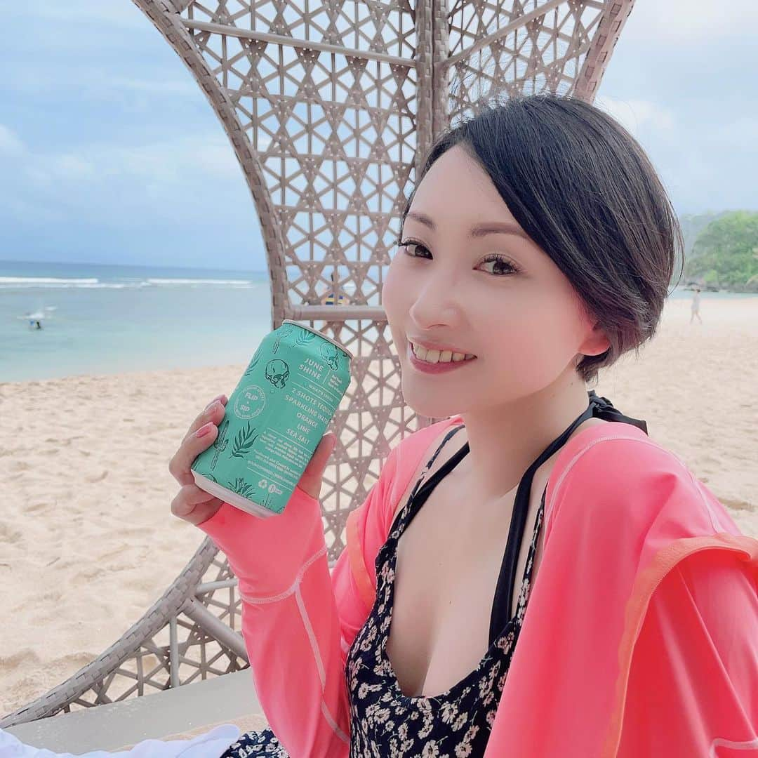 鎌田聖菜さんのインスタグラム写真 - (鎌田聖菜Instagram)「自分軸と他人軸💌 　 ⁡ いま、 「自分が本当に心地よいもの、こと、ひと」 ということにフォーカスしています🧘‍♀️  ⁡ ⁡ そこで！！ 　 ⁡ 今日は 「ライオンズゲート」とやらが 一番開いている日らしく、 宇宙からのエネルギーを いただきやすいというのもあり、 ⁡ ⁡ 止めていたメルマガ、復活しました！！← ⁡ なんか関係あるのか？！ と思われそうですが、 ⁡ ⁡ 私にとっては結構なチャレンジで ⁡ 実はこういう 「メルマガスタンド」一つにしても ⁡ たくさんの情報の中で 自分で調べるのが ものすごくめんどくさくて ⁡ これが良いよ！ こっちのがセーナちゃんに合ってるよ！ ⁡ と、言われたら言われた分だけ 私はコロコロと"なびいてた"のです。 ⁡(これ他人軸) ⁡ ⁡ いま、 SNSって腐るほどありますが、 本当最近まで私は 「どのツールが自分が発信しやすいのか？」 ということは あまり考えずに コンサルさんや知り合いの売れっ子さんから 得た情報だけで コロコロと変えてやってました。 ⁡ ⁡ で、すぐ飽きて辞めちゃう。笑 ⁡ ⁡ そりゃ続くわけなかろう！！！！！ って感じなんですが、 ⁡ そもそも私も 文章を書きたくなるタイミングが いろいろあったりなかったりで ものすごく気まぐれなんです。 ⁡ なのに、 あれもこれも取り入れてたら やっぱり続かない😂 ⁡ ⁡ で、結局、 昨年辺りから 全てのSNS発信から遠のいていたのです。 ⁡ 　 でも改めて、 ここ1〜2ヶ月で また違った方向での 企業さんからのお仕事の依頼や コラボのお話をいただいており、 ⁡ 「これはそろそろ動けってことな気がする」 ⁡ と、胸がザワザワしてきましたので、 ⁡ 今回はしっかりと自分に合った メルマガスタンドを探して登録し、 ⁡ 久しぶりに メールレターを書いていたところ ⁡ 「あれ？なんか楽しい！！」 ⁡ と、少し気分が乗ってきたワケでございます🤩 (これ自分軸に戻ったから楽しくなったのです✨) ⁡ 　 そこから、 ずっと放っておいたHPの メニューなんかも更新しちゃったりなんかして、 今日は久しぶりに自分の周りのSNSやHP界隈を整えました💻✨💓 ⁡ 　 こういうのって やっぱりタイミングだし 動き出す(行動する)と、 エネルギーも動いてくるものなんですよね❣️ ⁡ 　 さてさて、 ということで、 今宵08:08に この悶々としていた期間をどう乗り越えたか？！ のお話とそこからのお知らせ📢をお届けさせていただきます💌 ⁡ 　 登録してやっても良いぜ！ という心優しいお方は プロフィールのURLからぜひ🙇‍♀️💕💕　 　 ⁡ ⁡ *…..*…..*…..*…..*…..*…..*…..*…..*…..*…..*…..*  全国書店にて好評発売中🍀 Amazon／楽天でも🪞✨ 鎌田聖菜 初著書📚 『運命を変える鏡の本。』(サンマーク出版) で検索🔍　 ⁡ or ⁡ プロフのURLをクリックしてね👆  ⁡ ⁡ ⁡ ⁡ #美しく生きる #運命を変える鏡の本。 #鏡#鏡学 #心を整える#自尊心#自己肯定  #鎌田聖菜 #自分を好きになる #自分色#周波数を整える #美肌 #美学#美は選択 #感謝と尊重 #天命 #魂職 #自分を満たしてからが豊かさのスタート #ご機嫌に生きる #自由に生きる #フーカとセーナの宇宙部 #オンラインサロン ⁡ ⁡ ⁡ ⁡」8月8日 18時43分 - seina_kamada