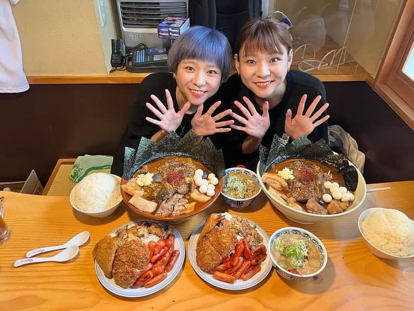 あこさんのインスタグラム写真 - (あこInstagram)「煮込みや左斜め上24°さんと麺屋 てる'ZUさんよ麻婆茄子麺食定食バージョン！特別に作っていただきました☺️いつもありがとうございます🙇🏻✨ 麻婆茄子麺食美味しすぎてやばかった🥹大好きな味！！麻婆茄子とラーメンのスープに魚粉とかかつおとかの出汁がしっかり出てめちゃくちゃ合う！！！相性抜群すぎる！！！ おじょーさん特製揚げ物プレートの唐揚げ、カツ、アジフライ、赤ウィンナーのケチャップ炒めも白米が進む味！でも美味しすぎてこれは単体でもいけるやつ🥹もつ煮込みは飲み物です。美味しすぎます。はぁもう食べたい…🥹 そして撮影中にてるさんとおじょーさんからお誕生日おめでとうとサプライズでケーキをいただきました😭💓写真撮るの忘れてしまった…😭優しさに感動😭本当にありがとうございます🙇🏻💕 また訪問日を決めなければ…🤤✨ #左斜め上24ﾟ #麺屋てるzu #煮込み #煮込み料理 #もつ煮込み #唐揚げ #アジフライ #カツ #ウィンナー #ラーメン #麻婆茄子麺食 #麻婆茄子 #デカ盛り #大食い #双子 #はらぺこツインズ #大食い女子 #먹방 #대식가 #먹팔  #먹스타그램 #大胃王 #モッパン #ความตะกละ #Ham ăn #Gula」8月8日 18時47分 - harapeko__ako