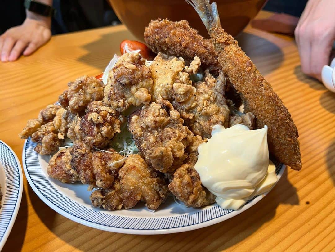 あこさんのインスタグラム写真 - (あこInstagram)「煮込みや左斜め上24°さんと麺屋 てる'ZUさんよ麻婆茄子麺食定食バージョン！特別に作っていただきました☺️いつもありがとうございます🙇🏻✨ 麻婆茄子麺食美味しすぎてやばかった🥹大好きな味！！麻婆茄子とラーメンのスープに魚粉とかかつおとかの出汁がしっかり出てめちゃくちゃ合う！！！相性抜群すぎる！！！ おじょーさん特製揚げ物プレートの唐揚げ、カツ、アジフライ、赤ウィンナーのケチャップ炒めも白米が進む味！でも美味しすぎてこれは単体でもいけるやつ🥹もつ煮込みは飲み物です。美味しすぎます。はぁもう食べたい…🥹 そして撮影中にてるさんとおじょーさんからお誕生日おめでとうとサプライズでケーキをいただきました😭💓写真撮るの忘れてしまった…😭優しさに感動😭本当にありがとうございます🙇🏻💕 また訪問日を決めなければ…🤤✨ #左斜め上24ﾟ #麺屋てるzu #煮込み #煮込み料理 #もつ煮込み #唐揚げ #アジフライ #カツ #ウィンナー #ラーメン #麻婆茄子麺食 #麻婆茄子 #デカ盛り #大食い #双子 #はらぺこツインズ #大食い女子 #먹방 #대식가 #먹팔  #먹스타그램 #大胃王 #モッパン #ความตะกละ #Ham ăn #Gula」8月8日 18時47分 - harapeko__ako