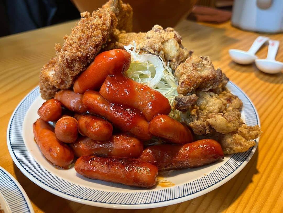 あこさんのインスタグラム写真 - (あこInstagram)「煮込みや左斜め上24°さんと麺屋 てる'ZUさんよ麻婆茄子麺食定食バージョン！特別に作っていただきました☺️いつもありがとうございます🙇🏻✨ 麻婆茄子麺食美味しすぎてやばかった🥹大好きな味！！麻婆茄子とラーメンのスープに魚粉とかかつおとかの出汁がしっかり出てめちゃくちゃ合う！！！相性抜群すぎる！！！ おじょーさん特製揚げ物プレートの唐揚げ、カツ、アジフライ、赤ウィンナーのケチャップ炒めも白米が進む味！でも美味しすぎてこれは単体でもいけるやつ🥹もつ煮込みは飲み物です。美味しすぎます。はぁもう食べたい…🥹 そして撮影中にてるさんとおじょーさんからお誕生日おめでとうとサプライズでケーキをいただきました😭💓写真撮るの忘れてしまった…😭優しさに感動😭本当にありがとうございます🙇🏻💕 また訪問日を決めなければ…🤤✨ #左斜め上24ﾟ #麺屋てるzu #煮込み #煮込み料理 #もつ煮込み #唐揚げ #アジフライ #カツ #ウィンナー #ラーメン #麻婆茄子麺食 #麻婆茄子 #デカ盛り #大食い #双子 #はらぺこツインズ #大食い女子 #먹방 #대식가 #먹팔  #먹스타그램 #大胃王 #モッパン #ความตะกละ #Ham ăn #Gula」8月8日 18時47分 - harapeko__ako