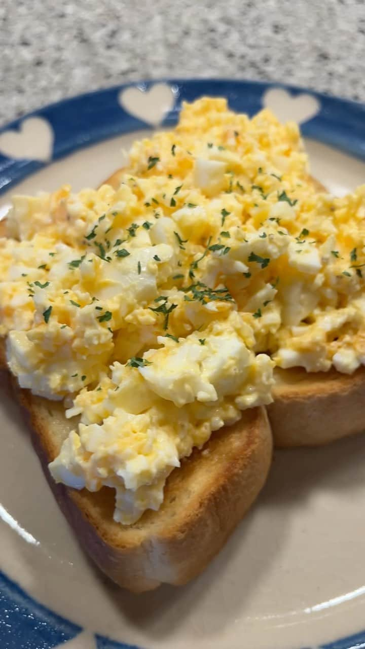 ひよんのインスタグラム：「🥚🍞  たまごパンの作り方💓  ●材料 金の食パン ゆで卵 2つ ろく助 塩 ホワイトペッパー マヨネーズ パセリ  🦍くん好評で嬉しかった❤️  #たまごサンド #たまごパン #ひよんレシピ」