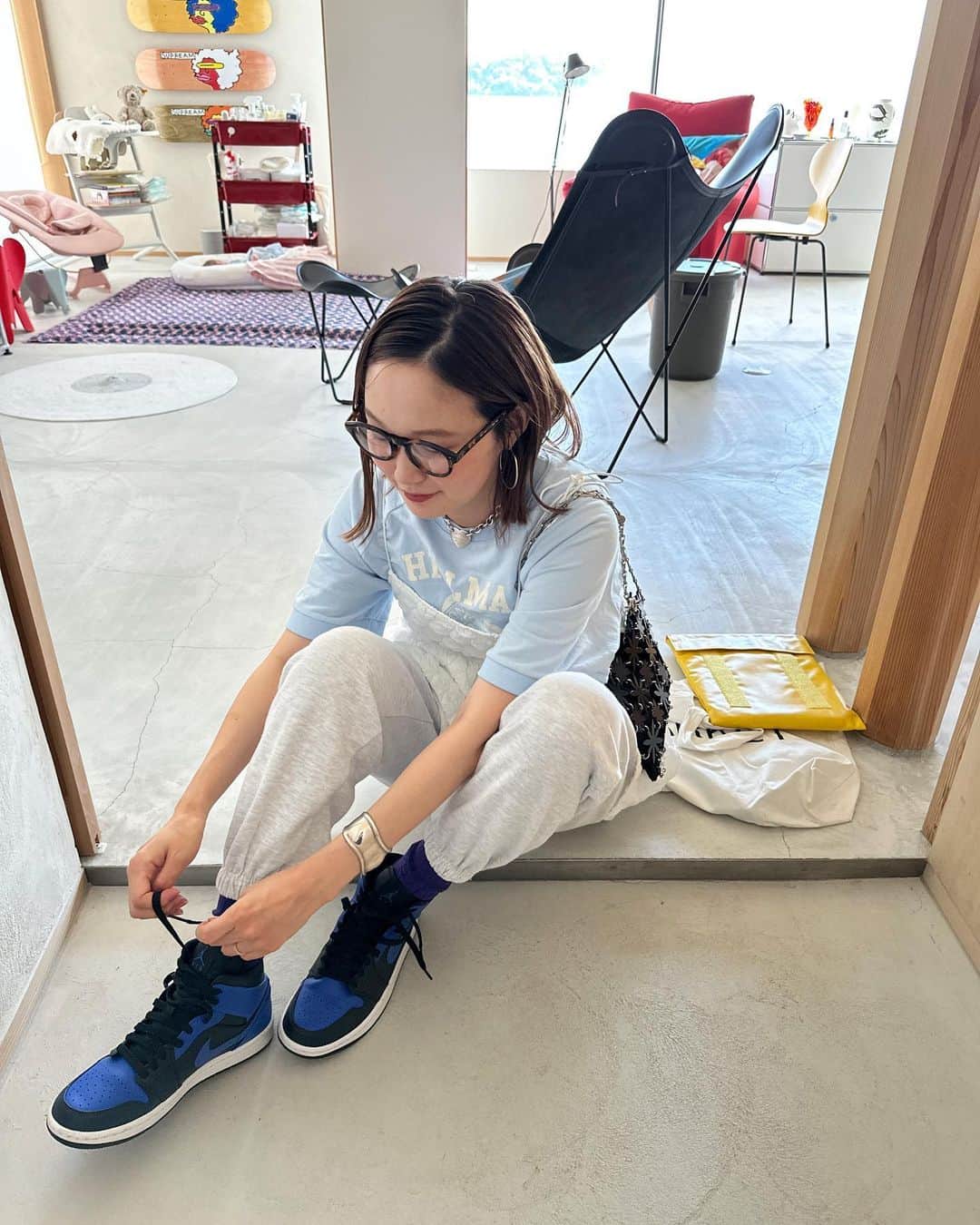 青木美緒のインスタグラム：「主人に少しだけ娘を見てもらって、 カフェで作業💻☕️  . 新生児ももう終わりだから 記念に家族写真も👨‍👩‍👧🐰 (ブルーでまとめた笑🥣) あっという間すぎてちょっと寂しい🥹🐰👶🏻💭 #新生児 #新生児フォト #リンクコーデ #nugu」