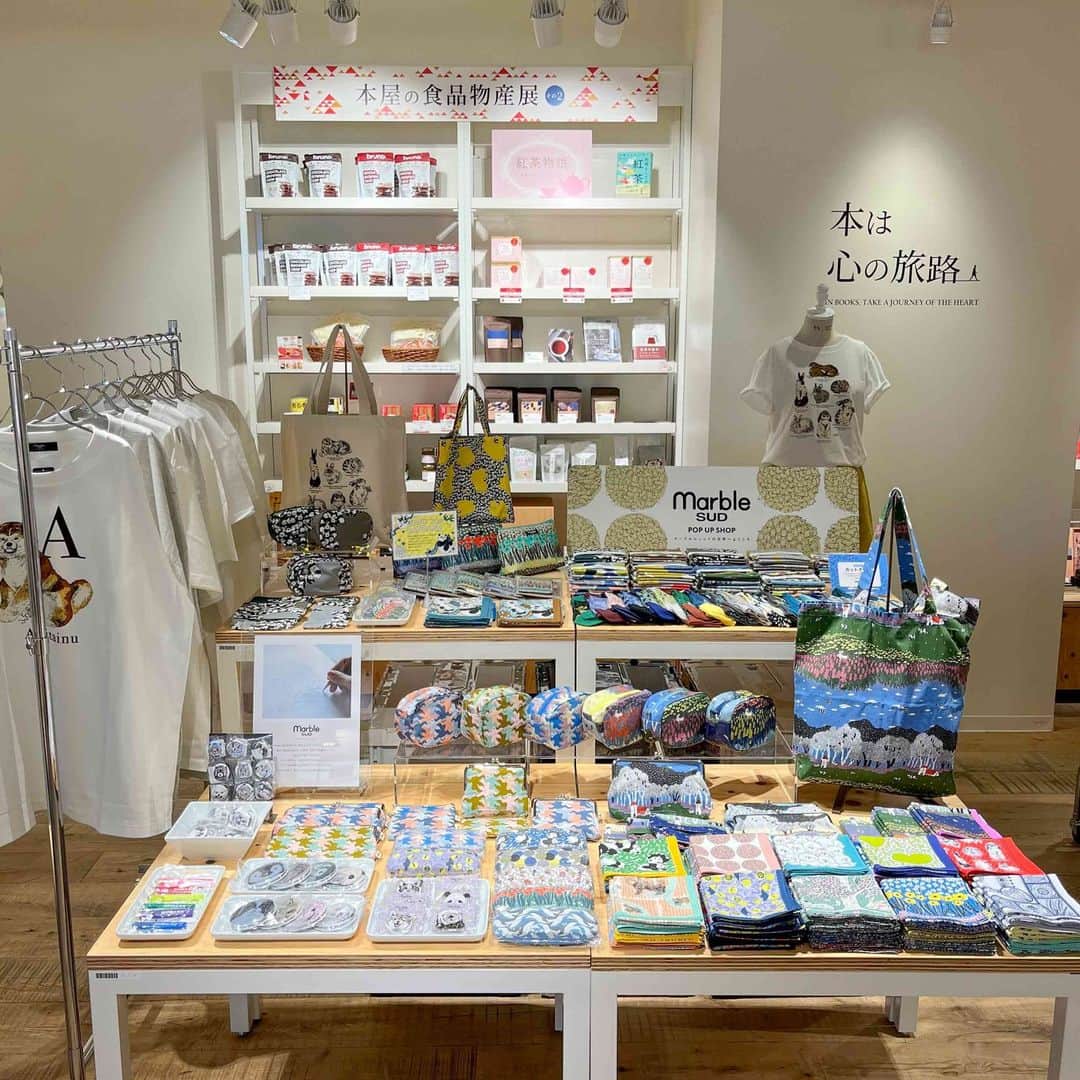 marbleSUD(マーブルシュッド) のインスタグラム：「8月7日(月)より、有隣堂 ルミネ横浜店で、marble SUDのPOP UP SHOPがスタートしています。  神奈川・東京を中心に約40店舗を展開する書店「有隣堂」。書籍はもちろん、文具やフェアの開催など“本屋さん”の枠を越えたお店づくりが魅力でもある、創業111年の老舗書店です。YouTubeの「有隣堂しか知らない世界」や、そこでMCをつとめるミミズクがモチーフのオリジナルキャラクター“R.B. ブッコロー”をご存知の方も多いのではないでしょうか🦉  新作のTシャツに加え、バンダナやソックス、インテリアファブリックなど、marble SUDの人気アイテムを多数ご用意しております。お近くにお越しの際は、ぜひお立ち寄りくださいね🐰✨  【有隣堂 ルミネ横浜店 POP UP SHOP】 場所：有隣堂 ルミネ横浜店 (神奈川県横浜市西区高島2-16-1ルミネ横浜B2F) 期間：8月7日(月)〜9月5日(火)」