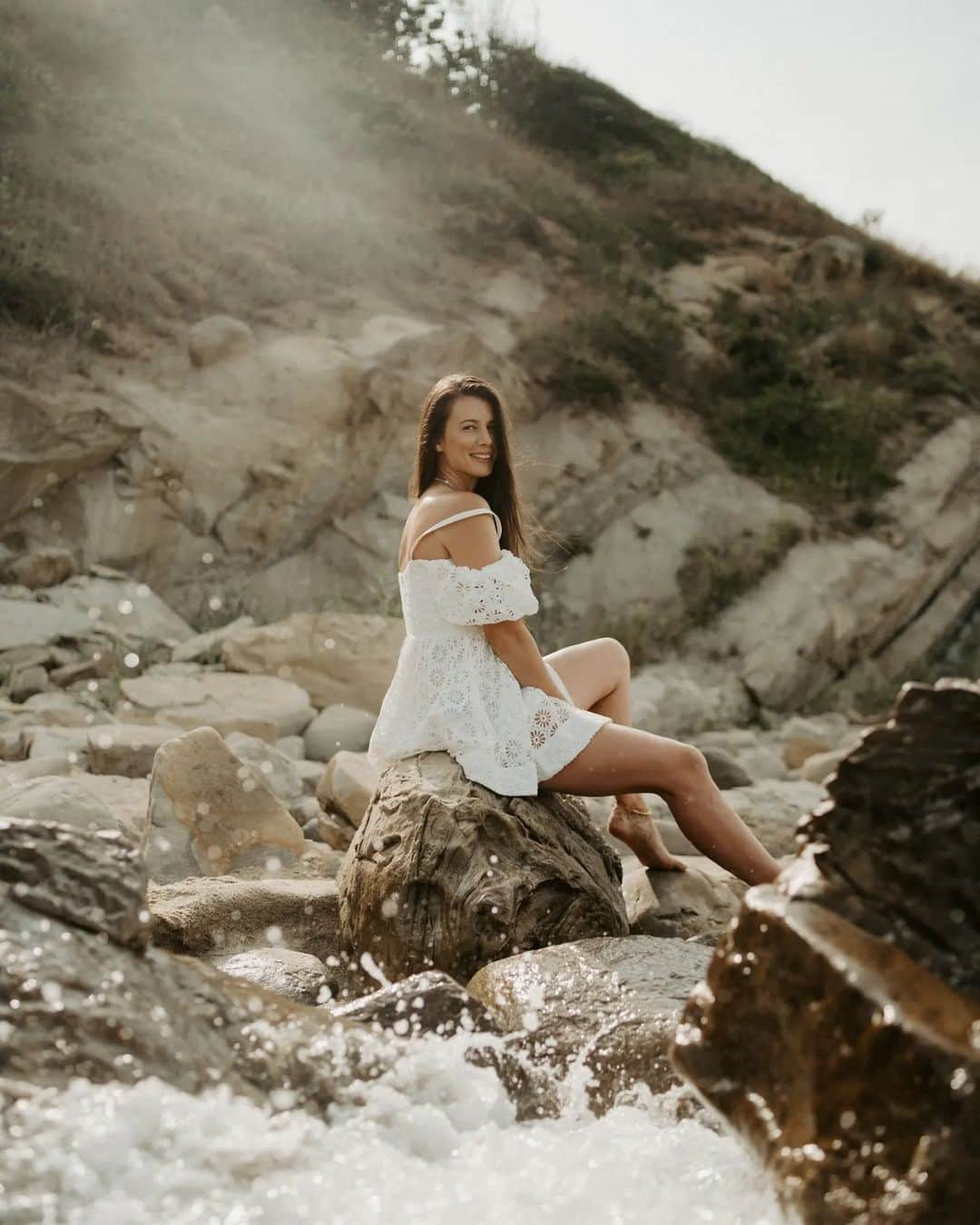 ツベタナ・ピロンコバのインスタグラム：「“The waves of the sea help me get back to me.” 🧜‍♀️🌊🐚 #summer #sea #mood #photography」