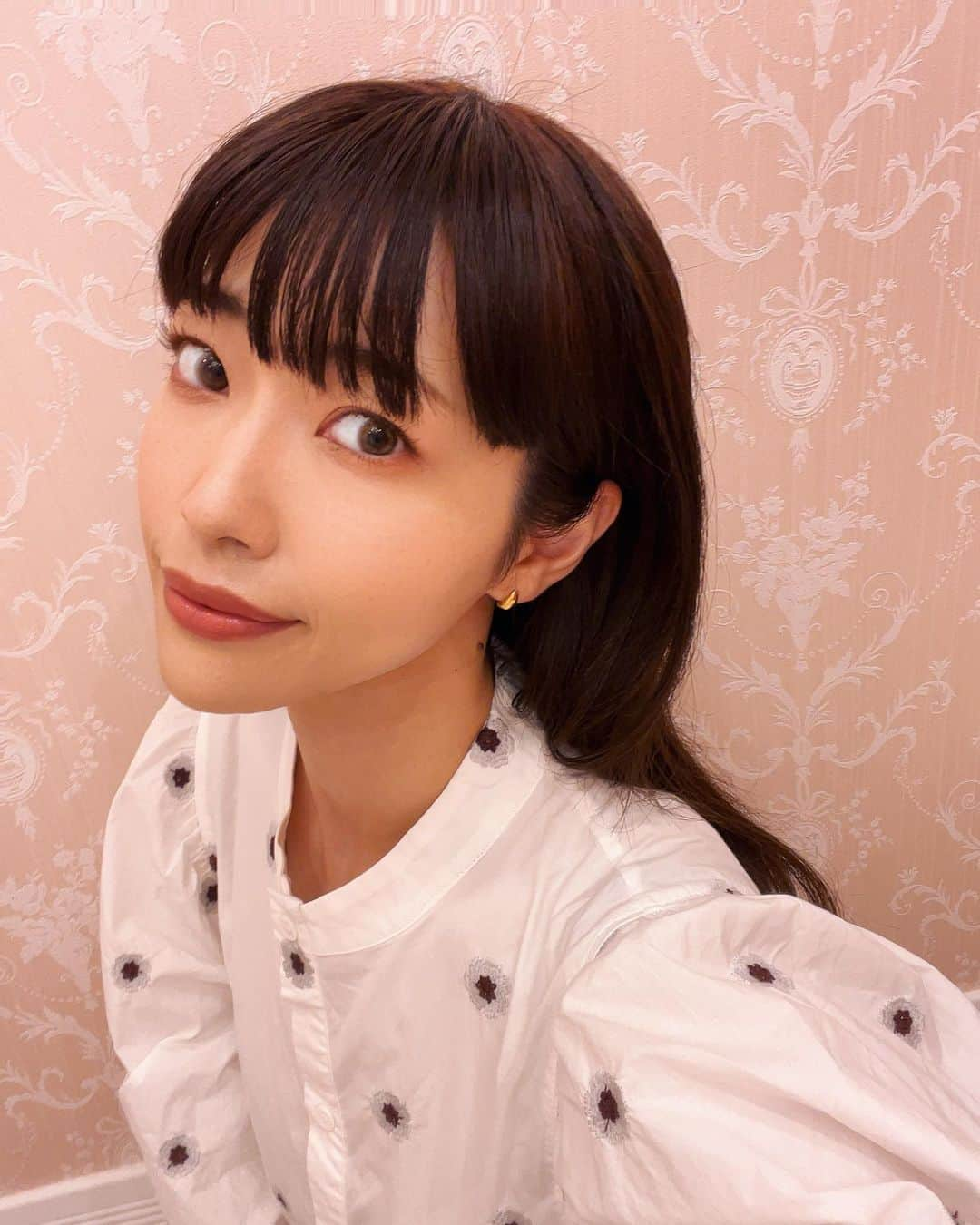 市川まさみさんのインスタグラム写真 - (市川まさみInstagram)「❤︎❤︎  A CLINIC池袋院さん(@a_clinic_ikebukuro )で 目の下の膨らみ取りをしてきました‼️  以前、A CLINICさんでAスレッドリフトもして頂いて 先生方やスタッフの皆さんの対応が本当に素晴らしくて 施術後のサポートや仕上がりも綺麗だったので またお願いしました🫶💕  YouTubeやSNSでお会いしてみたいと思っていた 柚崎院長先生( @aclinic_yuzaki )が担当して下さって 嬉しかったぁ✨  カウンセリングから明るくお話しを聞いて下さったり 分かりやすく丁寧に説明もしてくれたよ🌼  施術中、緊張で震えてた私に看護師さんや先生が 優しく話しかけてくれたおかげで 安心して身を任せられました🥹✨ 本当にありがとうございました！！  術後は痛みも大きな内出血もなく 少しむくみがあるくらいなので 普通に生活できてます✌️✨  先生からのアドバイスのおかげで ダウンタイムも早く終わりそう🎶  目の下の膨らみはメイクでも隠せないし 年齢より老けて見えたり疲れて見えるのが 凄く嫌だったからやって本当に良かった！！  目の周りの圧迫感も無くなって 快適に過ごせるのは本当に嬉しい😆✨  コリアンノーズとかも気になってるから また相談に行ってみようかな🥹  同じ悩みを持っていて、今施術を受けるか悩んでる方は 一度カウンセリングだけでも行ってみるのもアリですね🎶  池袋院： @a_clinic_ikebukuro  柚崎院長先生： @aclinic_yuzaki    【A CLINIC】 https://a-clinic.net/face/menoshita-kuma-tarumi-antiaging  #目の下のふくらみとり #目の下のクマ #目の下の脂肪 #クマ取り #クマ治療 #aclinic #aクリニック #エークリニック#aclinic銀座 #aclinic横浜＃aclinic新宿#aclinic名古屋 #aclinic大阪 #aclinic池袋#aclinic福岡 #aclinic仙台#美容外科 #美容皮膚科 #柚崎一輝」8月8日 18時54分 - ichii710