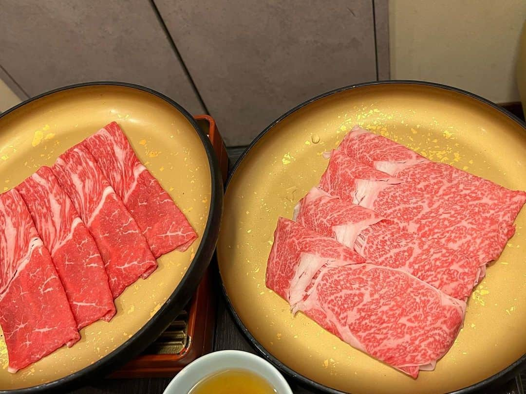 おごせ綾さんのインスタグラム写真 - (おごせ綾Instagram)「大好きな「しゃぶ禅 和楽 新潟店」さん🥩に行ってきました✨✨  豪華絢爛✨✨  霜降りのお肉🥩蟹🦀甘海老🦐などの夢の高級食材が食べ放題😳‼️  蟹や甘エビはそのまま食べられちゃいます☺️  リッチでおしゃれなお店には、入った瞬間テンション上がっちゃいます😍  テーブルごとに店員さんがついてくださり、至れり尽くせりで大満足のお店です☺️  @shabuzen_niigata  #しゃぶ禅和楽新潟店  #しゃぶしゃぶ #食べ放題  #新潟」8月8日 18時54分 - ogose0123