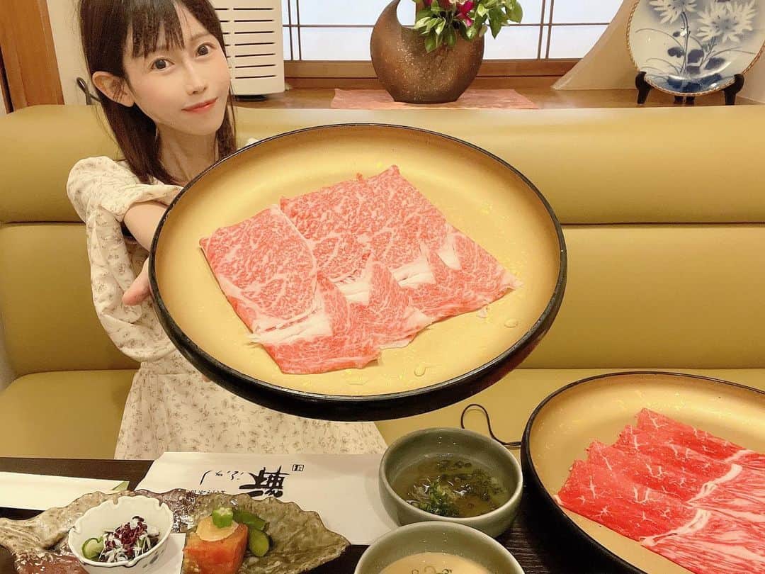 おごせ綾のインスタグラム：「大好きな「しゃぶ禅 和楽 新潟店」さん🥩に行ってきました✨✨  豪華絢爛✨✨  霜降りのお肉🥩蟹🦀甘海老🦐などの夢の高級食材が食べ放題😳‼️  蟹や甘エビはそのまま食べられちゃいます☺️  リッチでおしゃれなお店には、入った瞬間テンション上がっちゃいます😍  テーブルごとに店員さんがついてくださり、至れり尽くせりで大満足のお店です☺️  @shabuzen_niigata  #しゃぶ禅和楽新潟店  #しゃぶしゃぶ #食べ放題  #新潟」