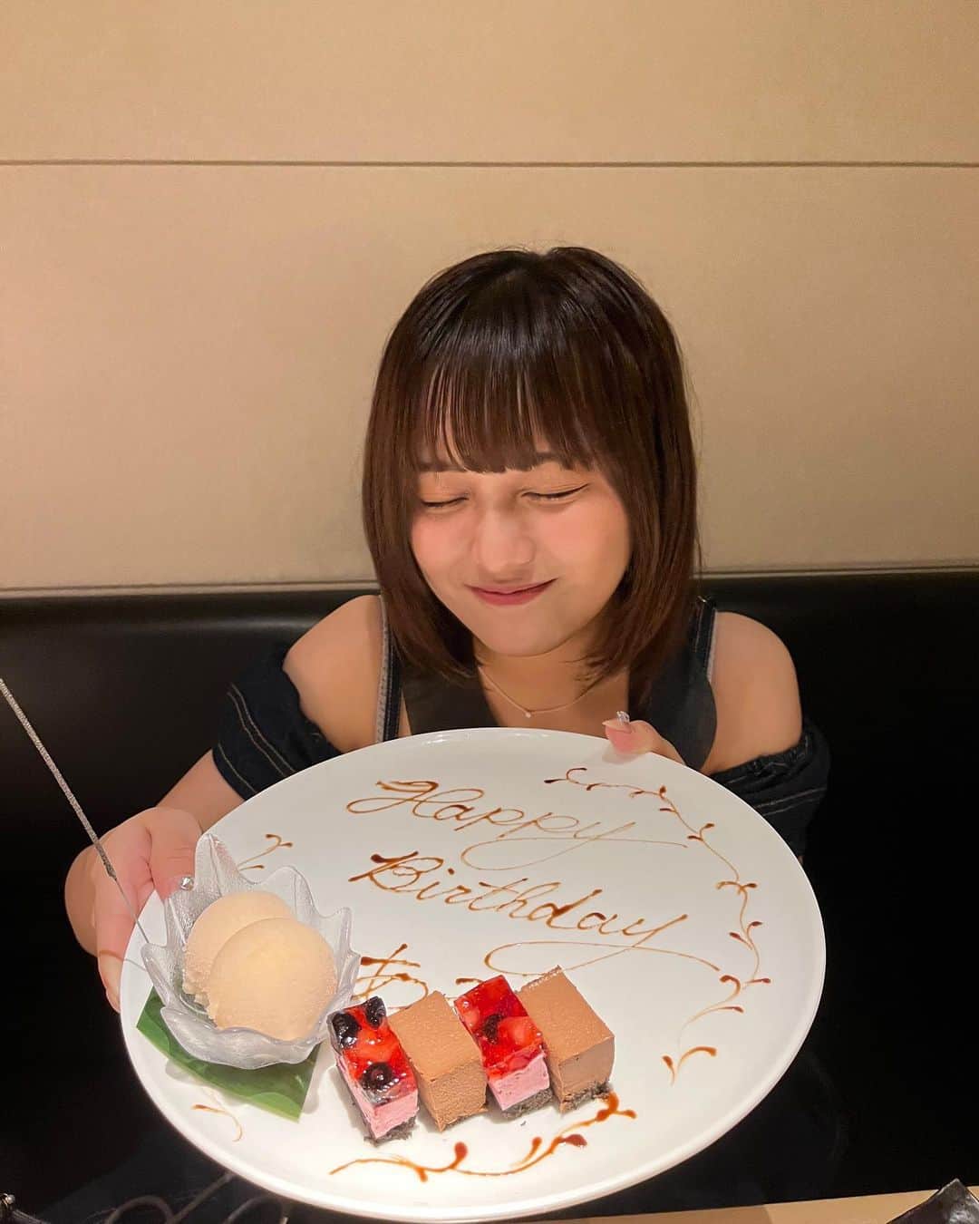 のインスタグラム：「人生で初めてあみのことをあみのために考えてくれる人がこの世にはたくさんいるんだなと思えた最高に最高なお誕生日で20歳の、大人の始まりの日でした🎂 今まで誰になんと嬉しい言葉を言われようと信じるのが出来なくて受け止めずに流してたんだけど、みんなが沢山お祝いしてくれたり身近な人が一日お祝いしてくれたりして、なんだか思ってるより（一人もいないと思ってた笑）私のことを想ってくれてる人はいるんだなって、思って涙涙ちょちょぎれ大大会でした笑 私と関わってくれてる全ての人にありがとうを伝えたいですありがとう^._.^🤍」