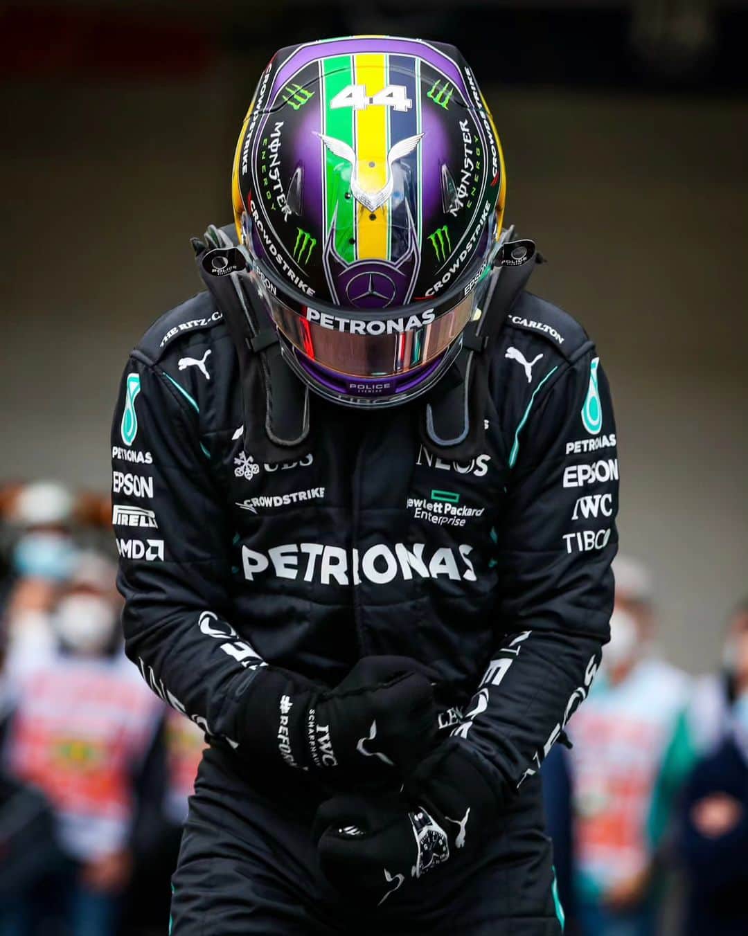 MERCEDES AMG PETRONASさんのインスタグラム写真 - (MERCEDES AMG PETRONASInstagram)「Purple, yellow, white and red. 💜💛🤍❤️ But which of LH's Merc helmets do you like best... 💭」8月8日 18時56分 - mercedesamgf1