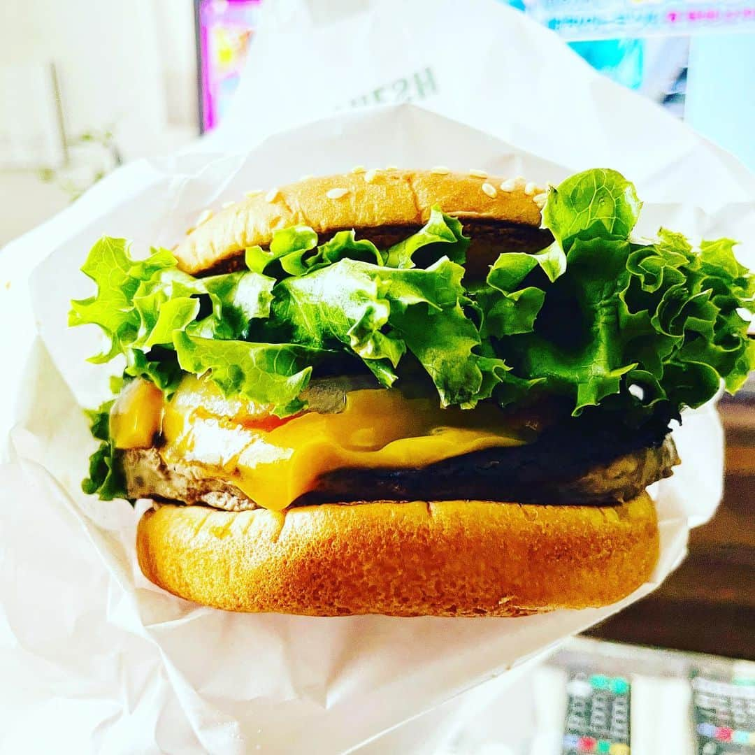 奥田修二のインスタグラム：「【ハンバーガー】  先日の『ジョブチューン』に思いっきり影響を受けて、フレッシュネスバーガーのクラシックチーズバーガーをいただきました。エグいくらい美味かったです。さすが合格満場一致。  #ガクテンソク #フレッシュネスバーガー #ジョブチューン #毎回ボロ泣きする」