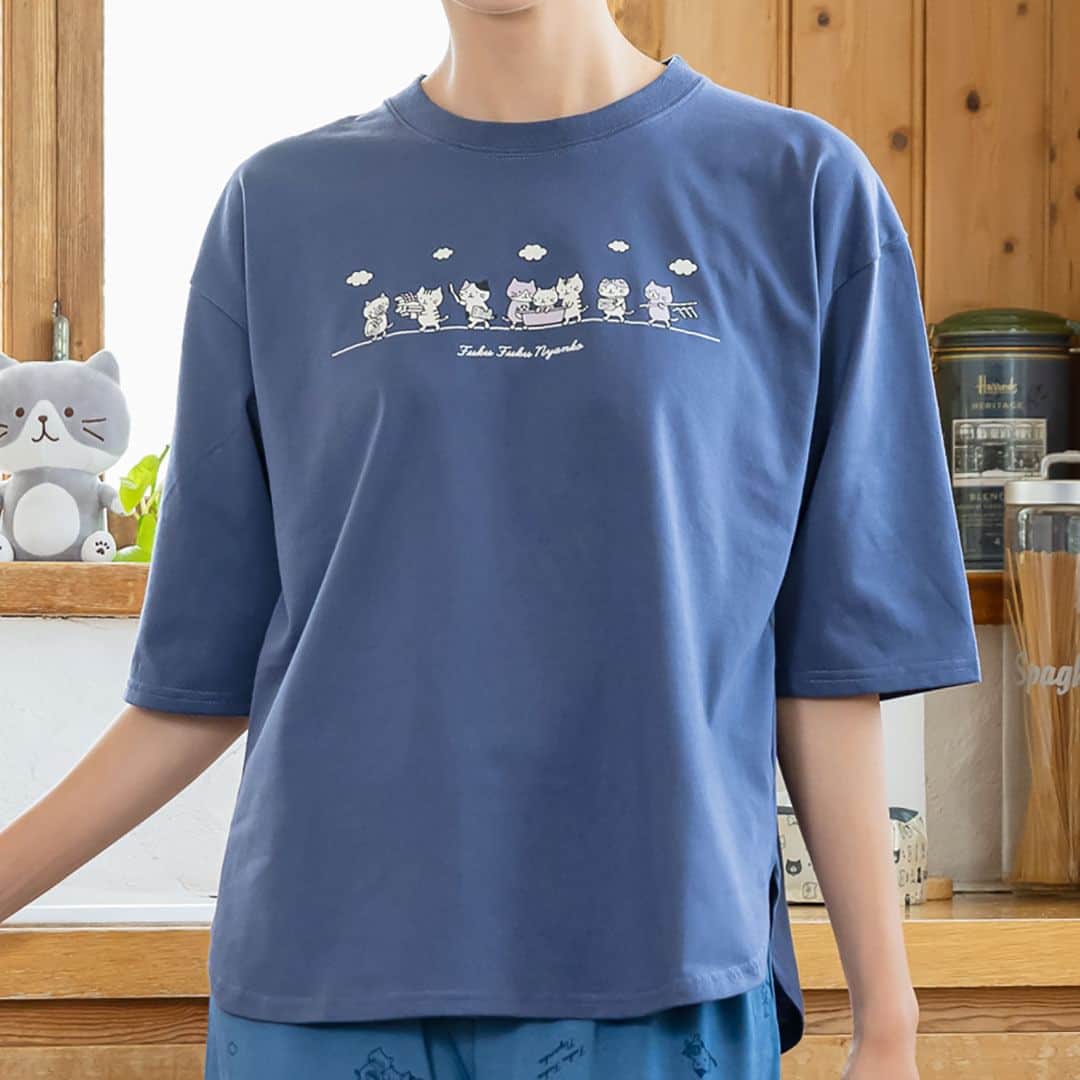 HAPiNSさんのインスタグラム写真 - (HAPiNSInstagram)「. NEW┊ランドリーシリーズ🧺🫧  「ふくふくにゃんこ」のイラストが デザインされたTシャツが4柄で登場！  肩のラインがほどよく落ちた、 リラックス感のあるカジュアルな雰囲気で 部屋着にもお出かけにも着て行けます👕✨  ┈┈┈┈┈┈┈┈┈┈┈┈┈┈┈┈┈┈  ■Fuku Fuku Nyanko ランドリーTシャツ　￥1,200円(税込)  ┈┈┈┈┈┈┈┈┈┈┈┈┈┈┈┈┈┈  #HAPiNS #ハピンズ #雑貨 #プチギフト #ふくふくにゃんこ #fukufukunyanko #猫 #ネコ #ねこ #猫グッズ #Tシャツ #ルームウェア  ※店舗によりお取り扱いが無い場合がございます。 　御了承下さいませ。」8月8日 19時00分 - hapins_official