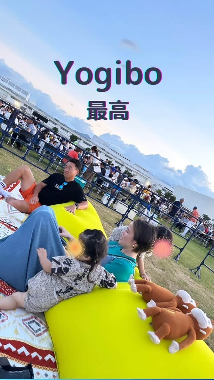 大山未希のインスタグラム：「小田原 酒匂川花火大会  いつもお世話になっている大司さんに メッセージ花火のお声がけをいただき 父と母に向けて姉弟３人から 「ありがとう」を送ることができました。  そしてこんなにいい席で見させていただいて 本当に感謝です！  Yogiboに寝そべりながらゆっくり花火が見れて とてもよかったので来年は争奪戦になりそうですね！ スペースがめちゃくちゃ広いのでみんなでワイワイしてもいいかも！  会場に行って花火大会なんてもうほんと何十年ぶり？ ってくらいだったので最高でした！  メッセージ花火とこの特等席！ 興味がある方はDMかコメントくださいね😊  ※ちなみにカウントダウンの声は大司さん🤭  #花火大会 #酒匂川花火大会2023 #小田原酒匂川花火大会 ↓」