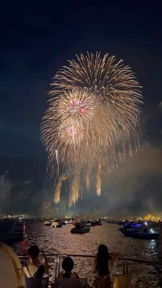 アニバーサリークルーズのインスタグラム：「船上花火観覧クルーズ✨  📷撮影 2023.7.31. みなとみらいスマートフェスティバル  #anniversarycruise #貸切クルージング  #みなとみらいスマートフェスティバル  #みなとみらいスマートフェスティバル2023  #mmsf #花火大会 #打上花火 #みなとみらい #ぷかり桟橋 #臨港パーク  #赤レンガ倉庫 #ハンマーヘッド横浜  #オーダーメイドクルーズ #船上パーティー #東京湾クルーズ  #クルーズ  #花火 #花火大会デート #花火デート #特別な時間 #船上花火 #花火クルーズ #夏の思い出  #fireworks #yokohama #minatomirai #cruiser #reelsinstagram」