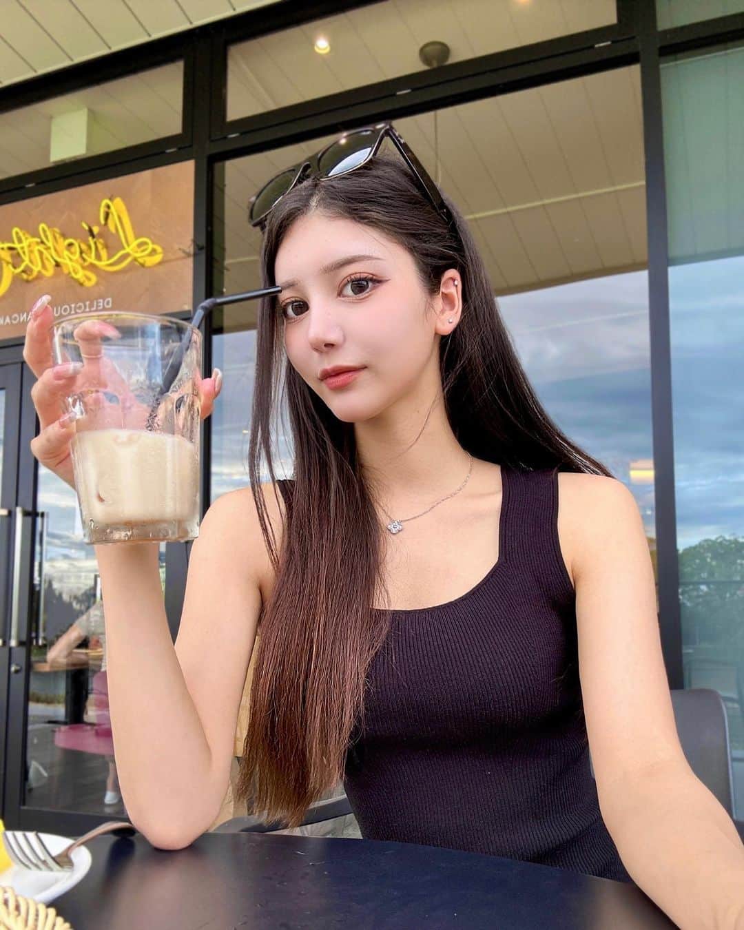 サントス飛鳥のインスタグラム：「やっぱり日差しは嫌いだけど、 最近お出かけ楽しいって思う🤤💗 でもまだインドア女子です😎 ・ ・ ・  #カフェ #カフェ巡り #02 #ootd #cafe  #過去pic #テラス席」