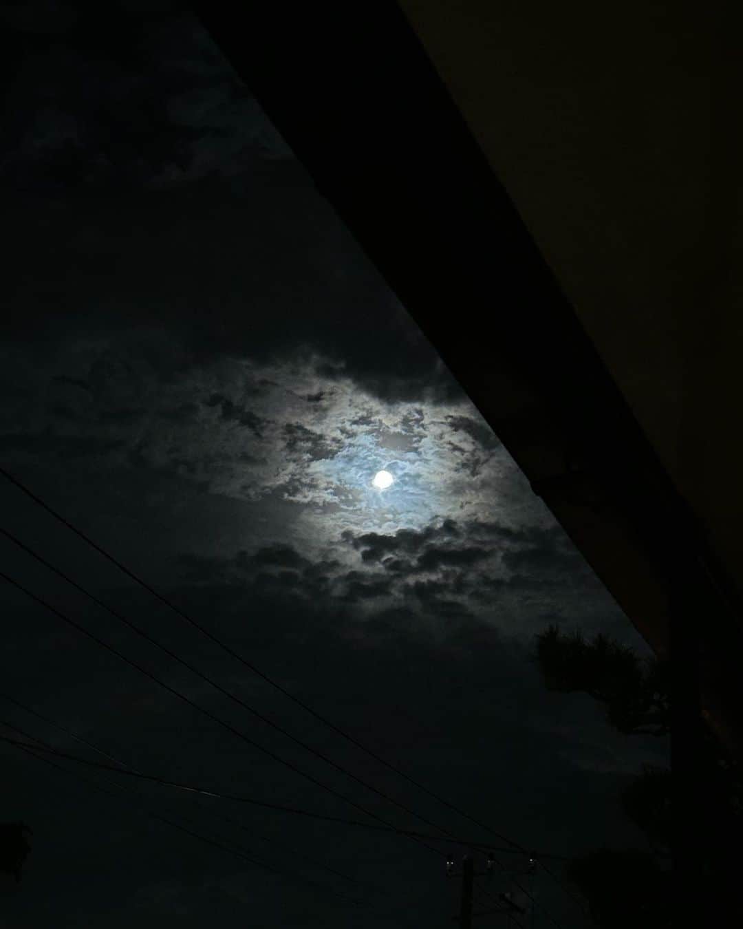 齊藤英里さんのインスタグラム写真 - (齊藤英里Instagram)「気づいたら空の写真をよく撮ってました。 月とか雲とかつい見上げてます🐇 縁起良さそう♡ みんなもハマってることある？  #JJモデルオーディション2023 #国民的彼女 #齊藤英里 #さいとうえり　 @jj_official_jj  @jj_audition_official」8月8日 19時01分 - erisaito.official