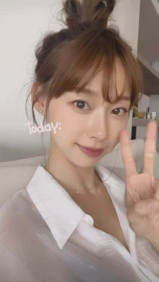 吳斐莉のインスタグラム：「（開頭不知道哪來的梗🤣）  平常我弄包頭其實30秒就好了 完全是看感覺看心情 想弄怎樣就弄怎樣 （每天都要不一樣啊～） 想要綁起來最好看就是前一晚沒洗頭 有點點出油 這樣線條最美喔😆（認真）  髮圈大家可以盡量用緊一點 這樣才不會鬆掉～  最後如果喜歡這樣的小短片 記得留言告訴我😆」