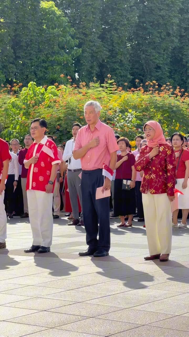 リー・シェンロンのインスタグラム：「Joined Istana staff and officers from the PMO agencies at our National Day Observance Ceremony at the Istana this morning. 🇸🇬  Many Ministries and agencies will be gathering to hold their own ceremonies and National Day celebrations. It is both a meaningful and happy occasion as we reaffirm our commitment to make Singapore a better home for all.  Look forward to celebrating with Singaporeans at more National Day events in the coming weeks, and of course the much anticipated #NDP2023 at the Padang tomorrow! – LHL   (PMO Video by Lynette Kwan)」