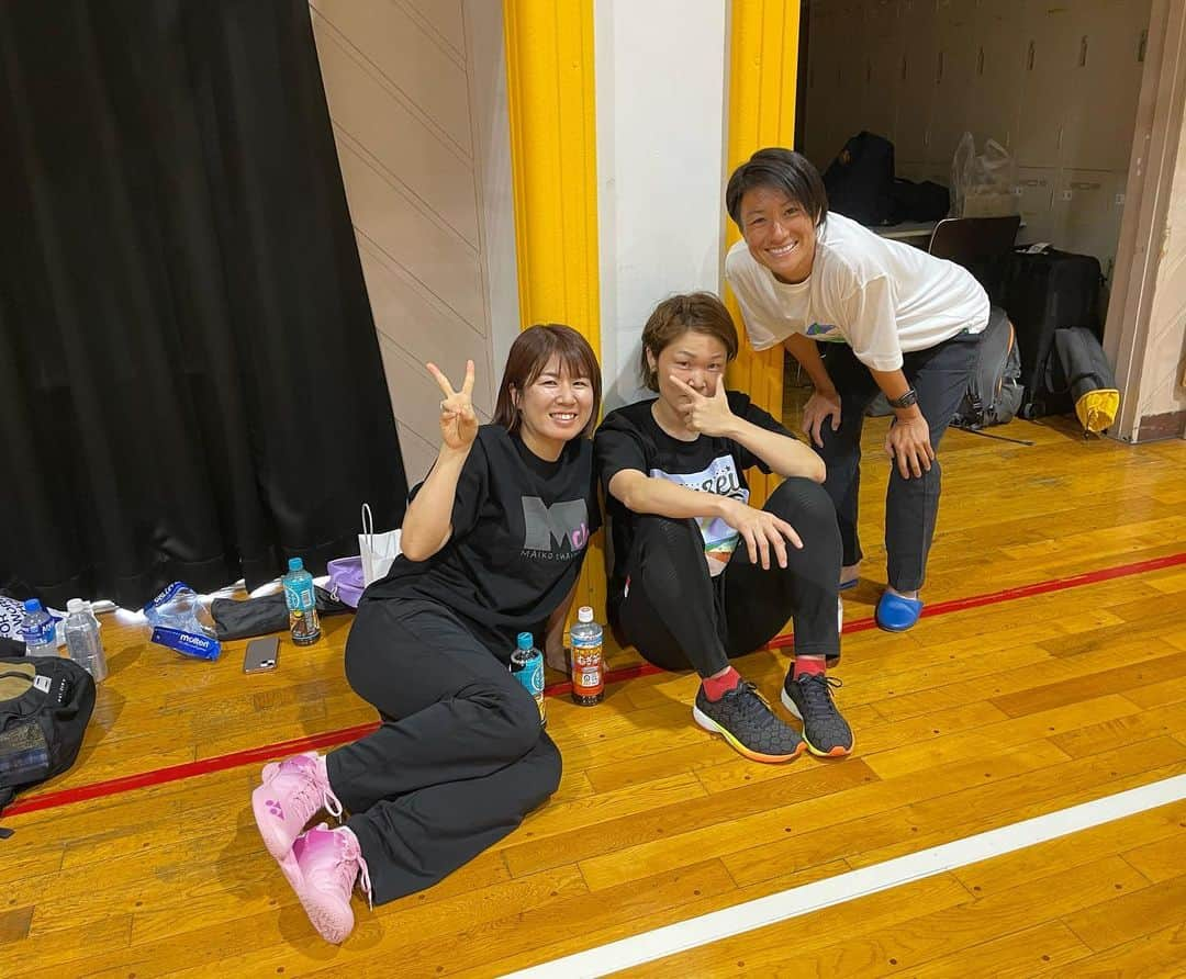 藤井瑞希さんのインスタグラム写真 - (藤井瑞希Instagram)「・ ・ 先日久しぶりに、みずほちゃんと近賀さんに会えました☺️✨ ・ 2人ともたぶん怪我のリハビリで出会って、お友達になった気がします！ 忘れました。笑 ・ 近賀さんは相変わらずスマートでみずほちゃんは腹はち切れるくらい面白いし、楽しい時間になりました🫶💕😌 ・ 今サッカーのワールドカップが開催されていますね〜 11日に準々決勝‼️‼️ 応援したいと思います⚽️🫡 ・ また会えますように✴︎* ・ ・ #アスリート #女子サッカー #バドミントン #怪我仲間 #久しぶりの再」8月8日 19時04分 - bdmntnfujiimizuki