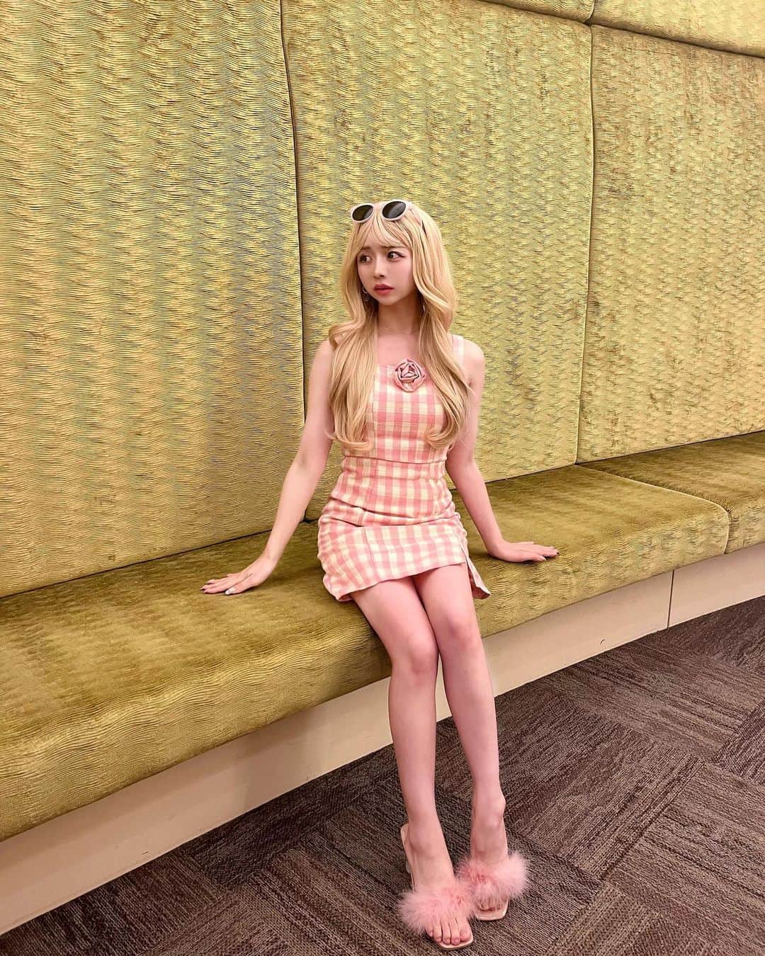 エリンコさんのインスタグラム写真 - (エリンコInstagram)「💖👸🏼🏰💝 . 8月11日から始まる映画『Barbie』の 試写会へ行ってきたよ👠💕 . ずっと予告された日から楽しみにしてたの💝 . せっかくなのでバービーっぽい コーディネートで行ってきたよ🎀 ギンガムチェックのピンクワンピースに 金髪にサングラスが今回のルックでも使われてたから イメージしてみたっ👸🏼💝 . ピンクの世界観がたまらなく 可愛いすぎた🥹🥹🥹 感動ありの笑いありでとても楽しかった💞 . 観に行く予定の人いるー？？🙋‍♀️🗓️ . #Barbie #バービー #映画バービーって #pink #ピンク #バービーコーデ #バービー人形 #ギンガムチェック #ギンガムチェックワンピース #东京 #时尚潮流 #可爱的 #えりんコーデ #えりんこヘアアレンジ #映画 #映画鑑賞 #試写会」8月8日 19時04分 - erinko0315