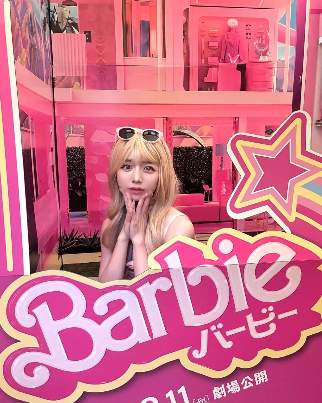 エリンコさんのインスタグラム写真 - (エリンコInstagram)「💖👸🏼🏰💝 . 8月11日から始まる映画『Barbie』の 試写会へ行ってきたよ👠💕 . ずっと予告された日から楽しみにしてたの💝 . せっかくなのでバービーっぽい コーディネートで行ってきたよ🎀 ギンガムチェックのピンクワンピースに 金髪にサングラスが今回のルックでも使われてたから イメージしてみたっ👸🏼💝 . ピンクの世界観がたまらなく 可愛いすぎた🥹🥹🥹 感動ありの笑いありでとても楽しかった💞 . 観に行く予定の人いるー？？🙋‍♀️🗓️ . #Barbie #バービー #映画バービーって #pink #ピンク #バービーコーデ #バービー人形 #ギンガムチェック #ギンガムチェックワンピース #东京 #时尚潮流 #可爱的 #えりんコーデ #えりんこヘアアレンジ #映画 #映画鑑賞 #試写会」8月8日 19時04分 - erinko0315