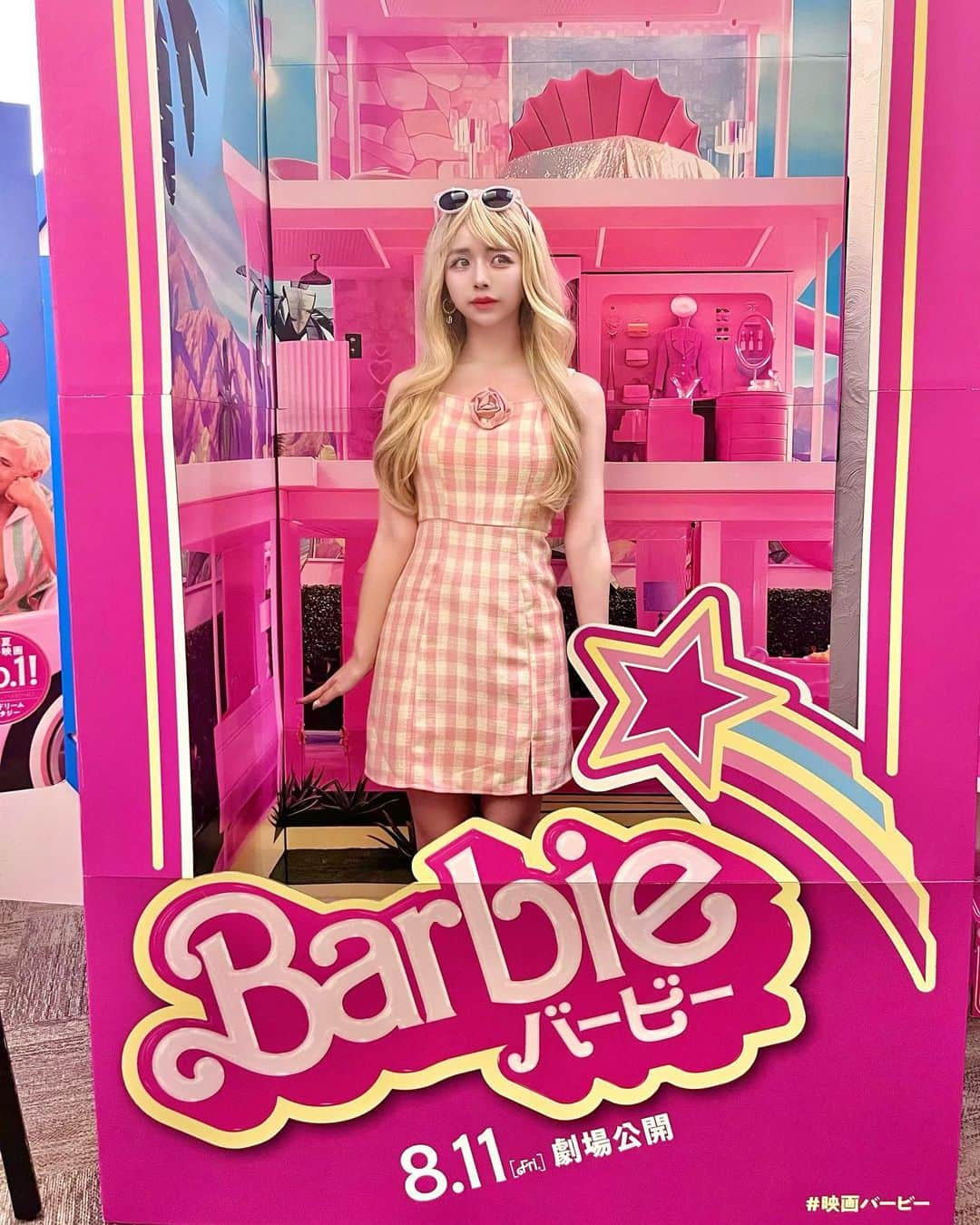 エリンコさんのインスタグラム写真 - (エリンコInstagram)「💖👸🏼🏰💝 . 8月11日から始まる映画『Barbie』の 試写会へ行ってきたよ👠💕 . ずっと予告された日から楽しみにしてたの💝 . せっかくなのでバービーっぽい コーディネートで行ってきたよ🎀 ギンガムチェックのピンクワンピースに 金髪にサングラスが今回のルックでも使われてたから イメージしてみたっ👸🏼💝 . ピンクの世界観がたまらなく 可愛いすぎた🥹🥹🥹 感動ありの笑いありでとても楽しかった💞 . 観に行く予定の人いるー？？🙋‍♀️🗓️ . #Barbie #バービー #映画バービーって #pink #ピンク #バービーコーデ #バービー人形 #ギンガムチェック #ギンガムチェックワンピース #东京 #时尚潮流 #可爱的 #えりんコーデ #えりんこヘアアレンジ #映画 #映画鑑賞 #試写会」8月8日 19時04分 - erinko0315