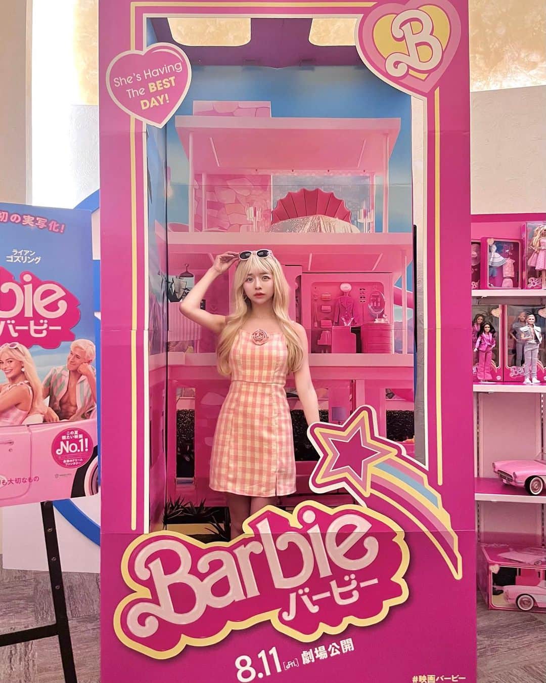 エリンコさんのインスタグラム写真 - (エリンコInstagram)「💖👸🏼🏰💝 . 8月11日から始まる映画『Barbie』の 試写会へ行ってきたよ👠💕 . ずっと予告された日から楽しみにしてたの💝 . せっかくなのでバービーっぽい コーディネートで行ってきたよ🎀 ギンガムチェックのピンクワンピースに 金髪にサングラスが今回のルックでも使われてたから イメージしてみたっ👸🏼💝 . ピンクの世界観がたまらなく 可愛いすぎた🥹🥹🥹 感動ありの笑いありでとても楽しかった💞 . 観に行く予定の人いるー？？🙋‍♀️🗓️ . #Barbie #バービー #映画バービーって #pink #ピンク #バービーコーデ #バービー人形 #ギンガムチェック #ギンガムチェックワンピース #东京 #时尚潮流 #可爱的 #えりんコーデ #えりんこヘアアレンジ #映画 #映画鑑賞 #試写会」8月8日 19時04分 - erinko0315