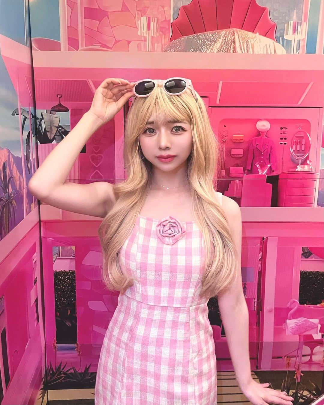 エリンコさんのインスタグラム写真 - (エリンコInstagram)「💖👸🏼🏰💝 . 8月11日から始まる映画『Barbie』の 試写会へ行ってきたよ👠💕 . ずっと予告された日から楽しみにしてたの💝 . せっかくなのでバービーっぽい コーディネートで行ってきたよ🎀 ギンガムチェックのピンクワンピースに 金髪にサングラスが今回のルックでも使われてたから イメージしてみたっ👸🏼💝 . ピンクの世界観がたまらなく 可愛いすぎた🥹🥹🥹 感動ありの笑いありでとても楽しかった💞 . 観に行く予定の人いるー？？🙋‍♀️🗓️ . #Barbie #バービー #映画バービーって #pink #ピンク #バービーコーデ #バービー人形 #ギンガムチェック #ギンガムチェックワンピース #东京 #时尚潮流 #可爱的 #えりんコーデ #えりんこヘアアレンジ #映画 #映画鑑賞 #試写会」8月8日 19時04分 - erinko0315