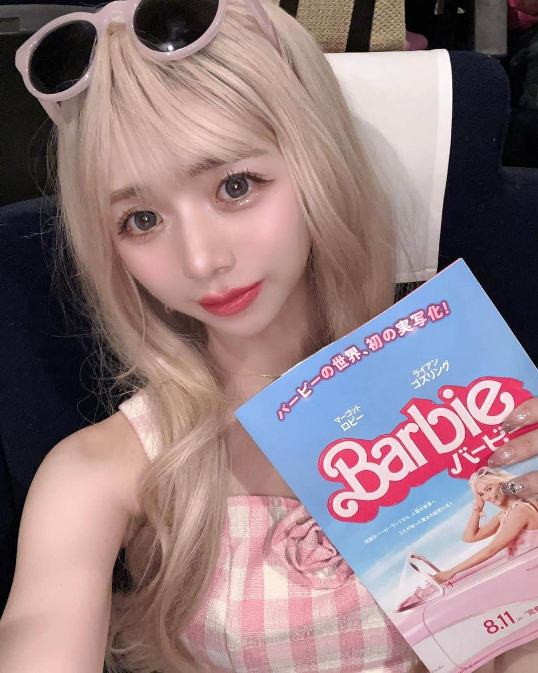 エリンコさんのインスタグラム写真 - (エリンコInstagram)「💖👸🏼🏰💝 . 8月11日から始まる映画『Barbie』の 試写会へ行ってきたよ👠💕 . ずっと予告された日から楽しみにしてたの💝 . せっかくなのでバービーっぽい コーディネートで行ってきたよ🎀 ギンガムチェックのピンクワンピースに 金髪にサングラスが今回のルックでも使われてたから イメージしてみたっ👸🏼💝 . ピンクの世界観がたまらなく 可愛いすぎた🥹🥹🥹 感動ありの笑いありでとても楽しかった💞 . 観に行く予定の人いるー？？🙋‍♀️🗓️ . #Barbie #バービー #映画バービーって #pink #ピンク #バービーコーデ #バービー人形 #ギンガムチェック #ギンガムチェックワンピース #东京 #时尚潮流 #可爱的 #えりんコーデ #えりんこヘアアレンジ #映画 #映画鑑賞 #試写会」8月8日 19時04分 - erinko0315