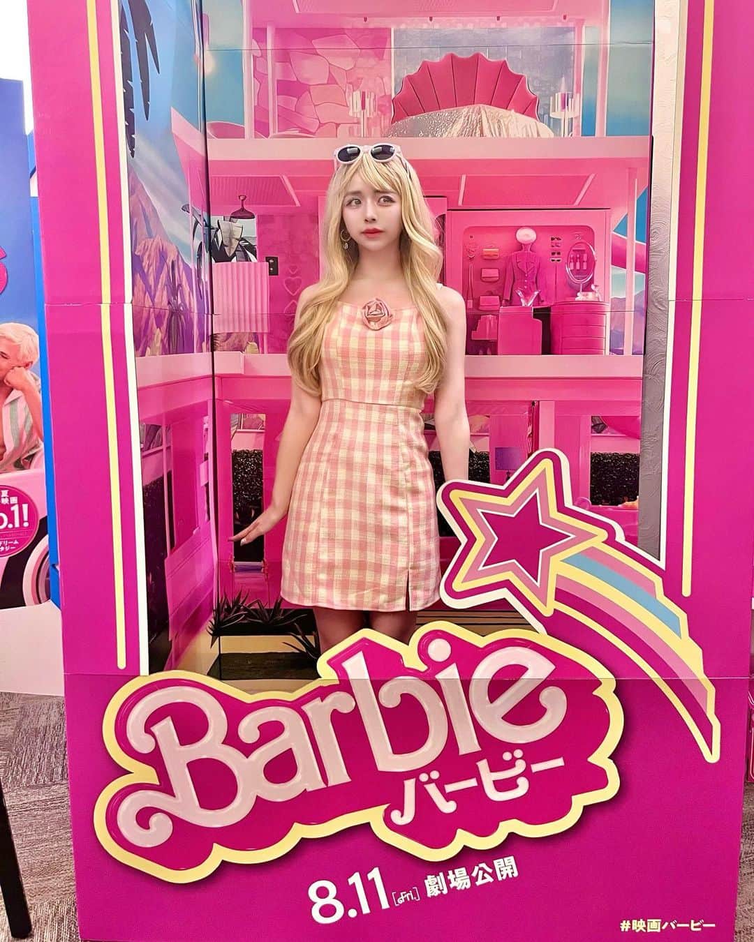 エリンコのインスタグラム：「💖👸🏼🏰💝 . 8月11日から始まる映画『Barbie』の 試写会へ行ってきたよ👠💕 . ずっと予告された日から楽しみにしてたの💝 . せっかくなのでバービーっぽい コーディネートで行ってきたよ🎀 ギンガムチェックのピンクワンピースに 金髪にサングラスが今回のルックでも使われてたから イメージしてみたっ👸🏼💝 . ピンクの世界観がたまらなく 可愛いすぎた🥹🥹🥹 感動ありの笑いありでとても楽しかった💞 . 観に行く予定の人いるー？？🙋‍♀️🗓️ . #Barbie #バービー #映画バービーって #pink #ピンク #バービーコーデ #バービー人形 #ギンガムチェック #ギンガムチェックワンピース #东京 #时尚潮流 #可爱的 #えりんコーデ #えりんこヘアアレンジ #映画 #映画鑑賞 #試写会」