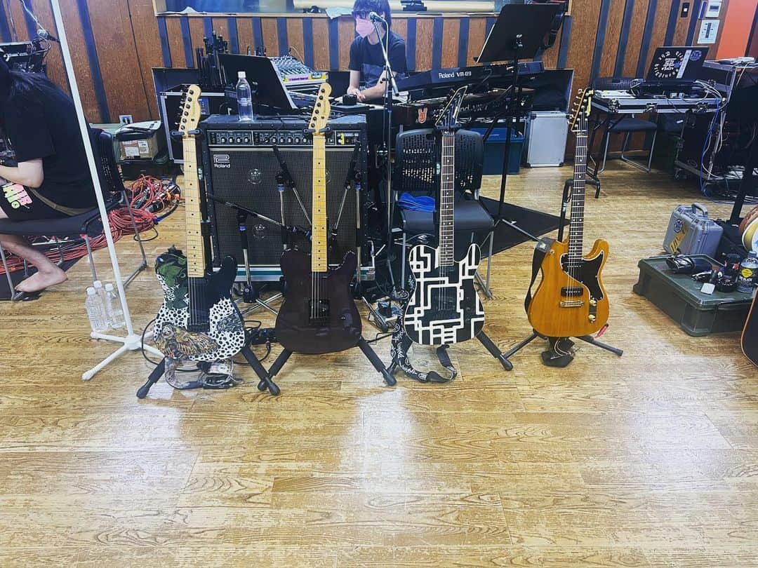 ミヤ のインスタグラム：「俺のテレ達 #mucc25th #悪夢69 #でもうち2本は借り物 #SのSさん小粋にありがとう #fernandesguitars  #moonguitars  #吉田トオル」