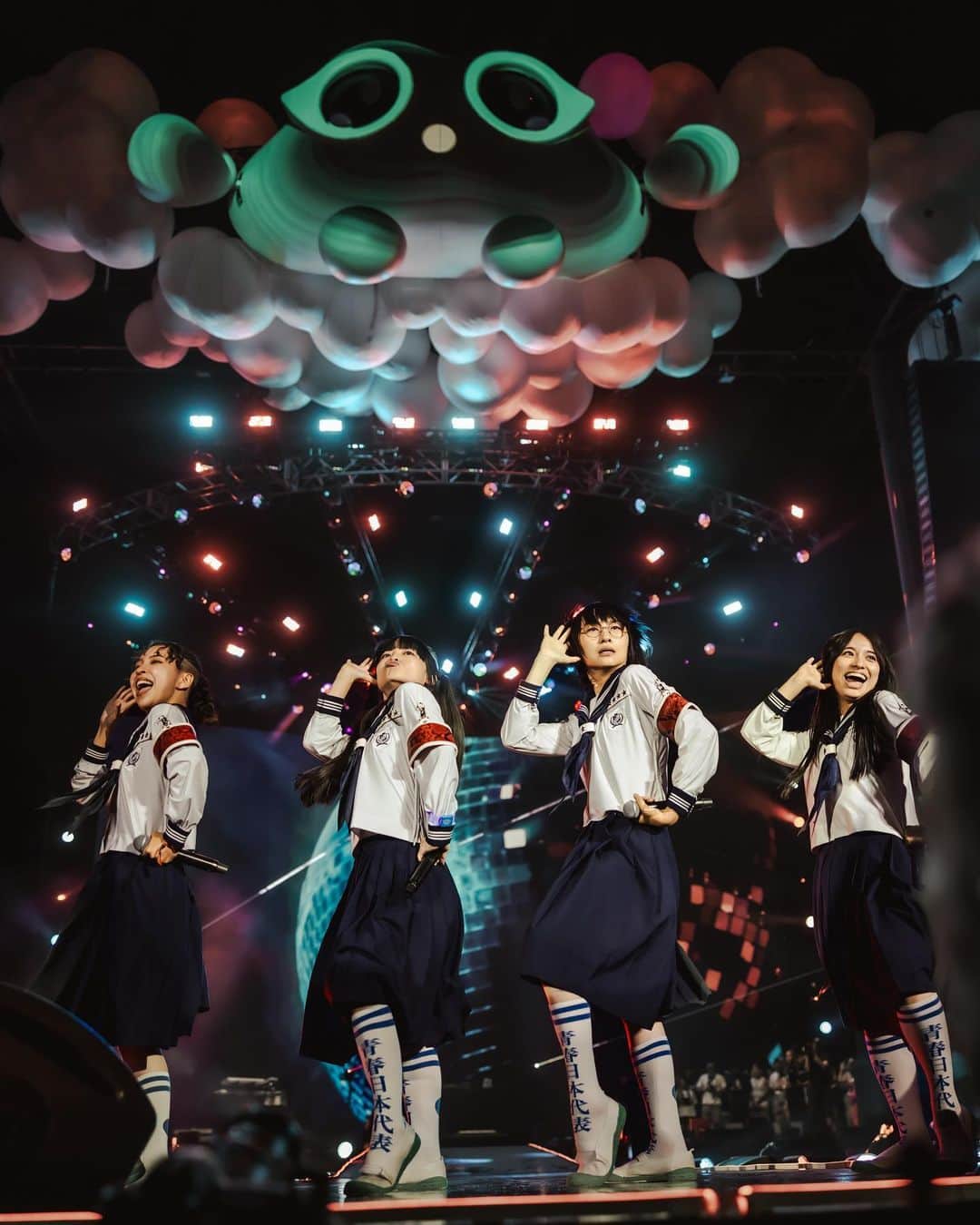 新しい学校のリーダーズのインスタグラム：「FINALE @hitcfestival 🪩🫧‪🔥🔥 HITC FESTIVAL  in  LOS ANGELES photo by @estherjy.kim」