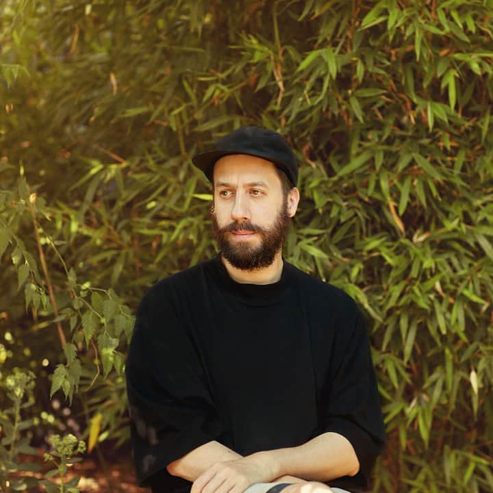 サマーソニックのインスタグラム：「◤ GOLD PANDA ◢ 英ロンドンを拠点とするダーウィン・ディッカーによるプロジェクト🐼  日本への留学歴🇯🇵があり、来日公演も多数行ってきた彼ですが、2022年発表の最新アルバム『The Work』を引っ提げての「NF in SONICMANIA」出演。どんなサウンドスケープで魅了してくれるでしょうか⁉️🎣  #ソニマニ」