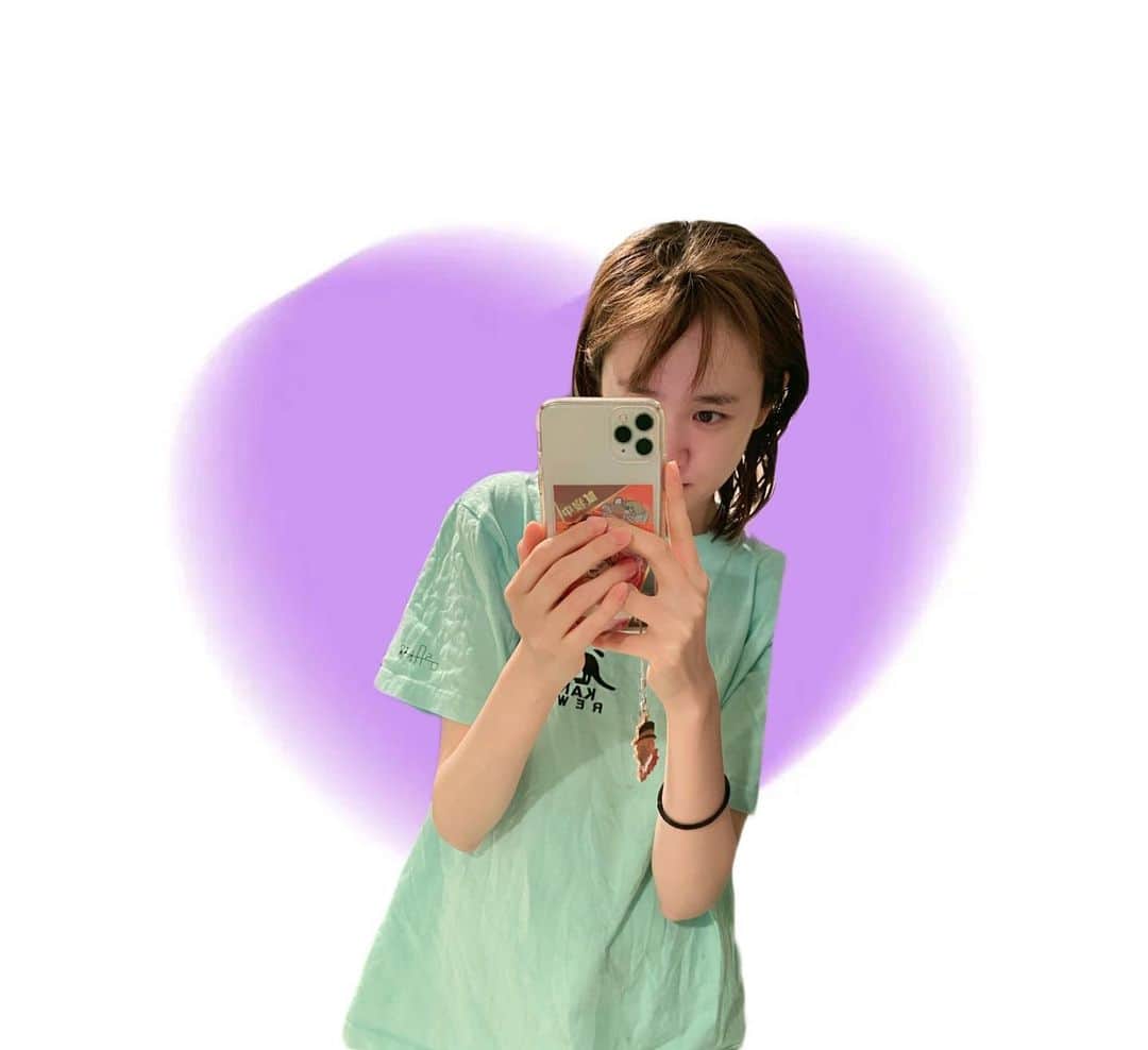 尾碕真花のインスタグラム：「. . . いつかの私💇 . お風呂上がりにピン留めずっとしてたら、前髪がヒトデみたいになってた。 . Tシャツしわしわですいません🤣 .」